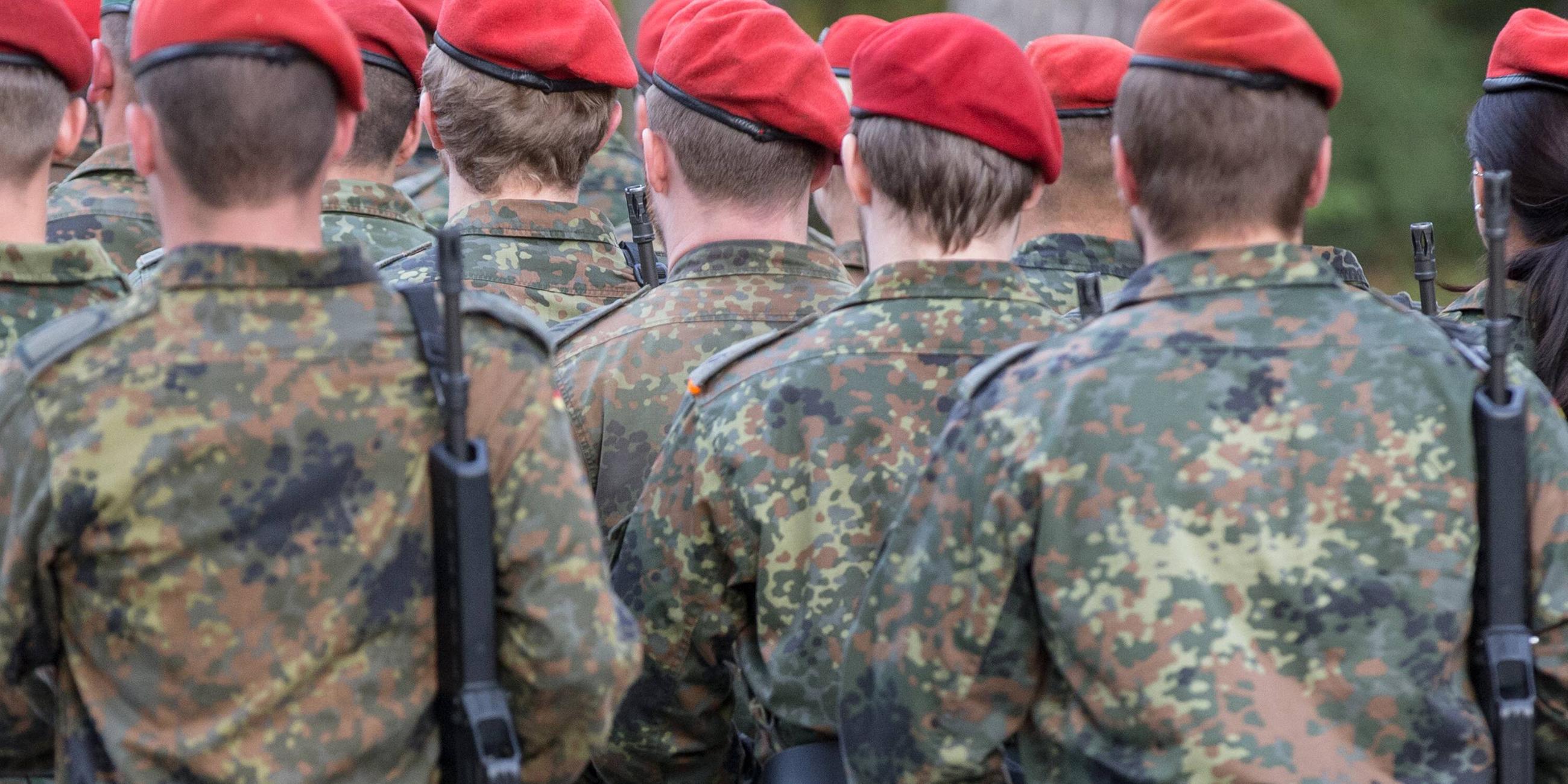 Marschierende Soldatinnen und Soldaten des Feldjägerregiment 2 der Bundeswehr mit geschultertem Gewehr