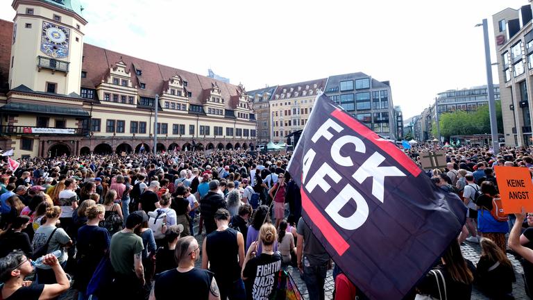 12.09.2026, Sachsen, Leipzig: Teilnehmer einer linken Kundgebung versammeln sich auf dem Markt in der Innenstadt.