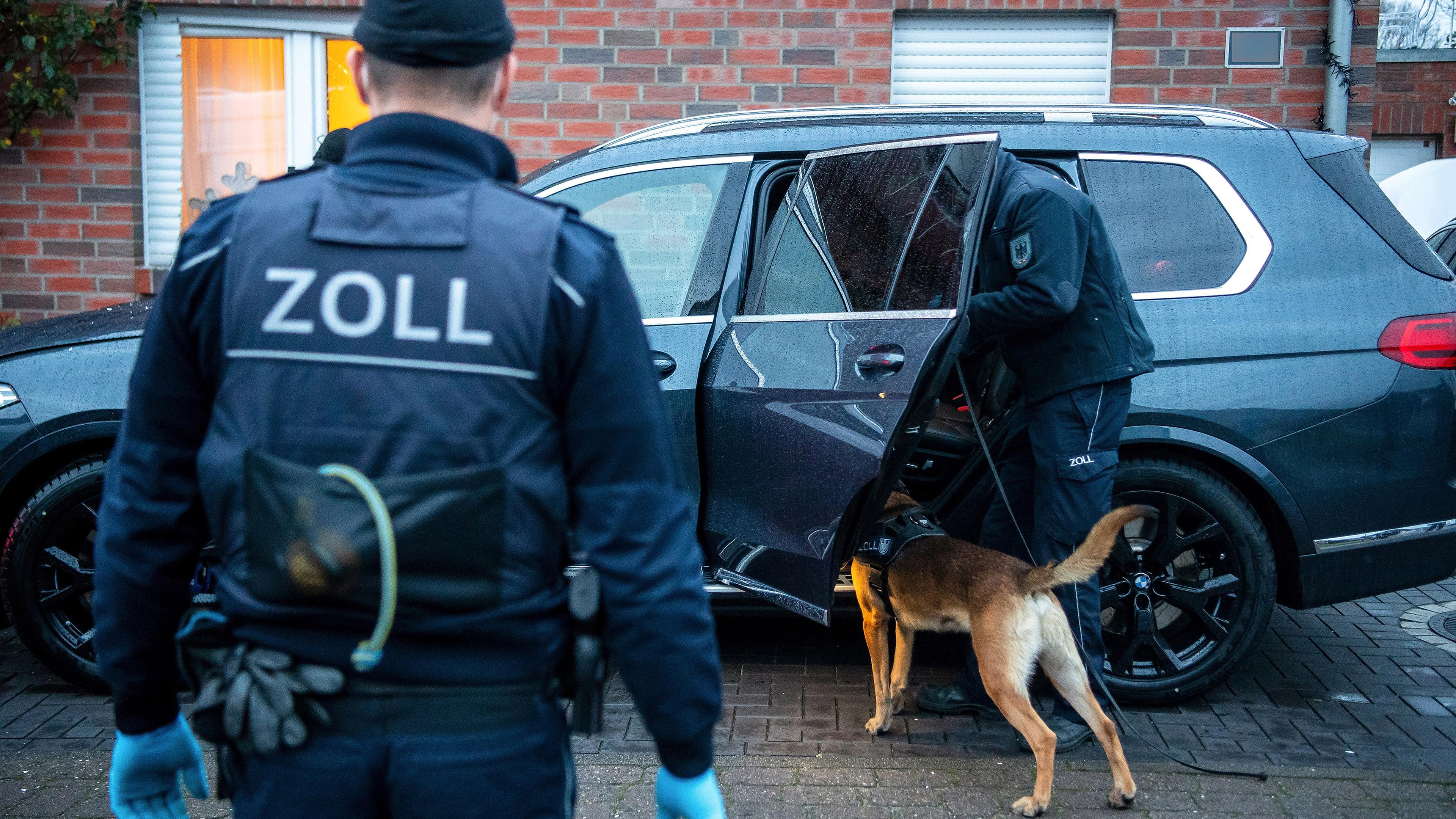 Der Zoll durchsucht mit Hunden die Autos eines Verdächtigen am 08.12.2021