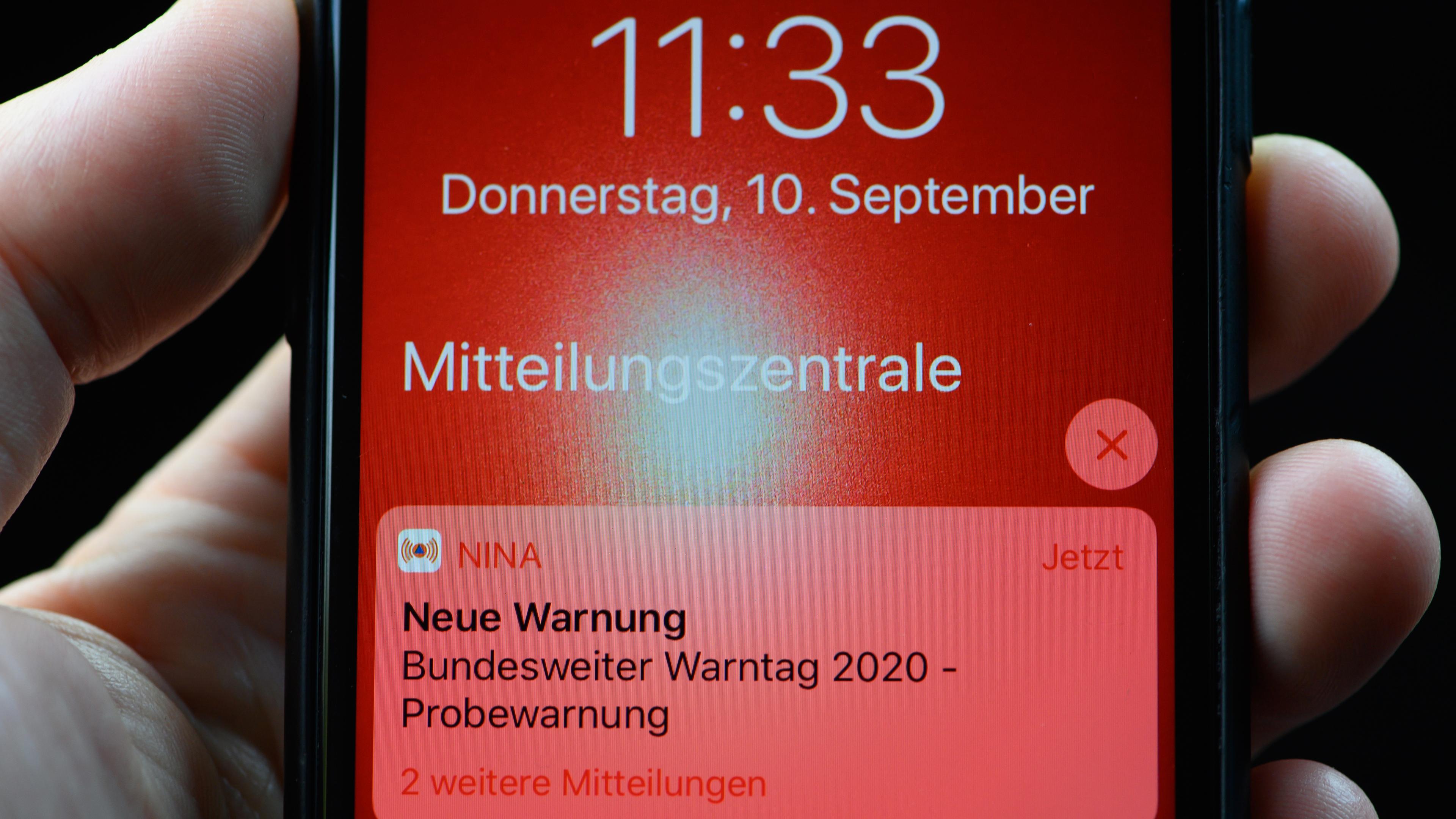 Mitteilung des bundesweiten Warntags auf einem Smartphone