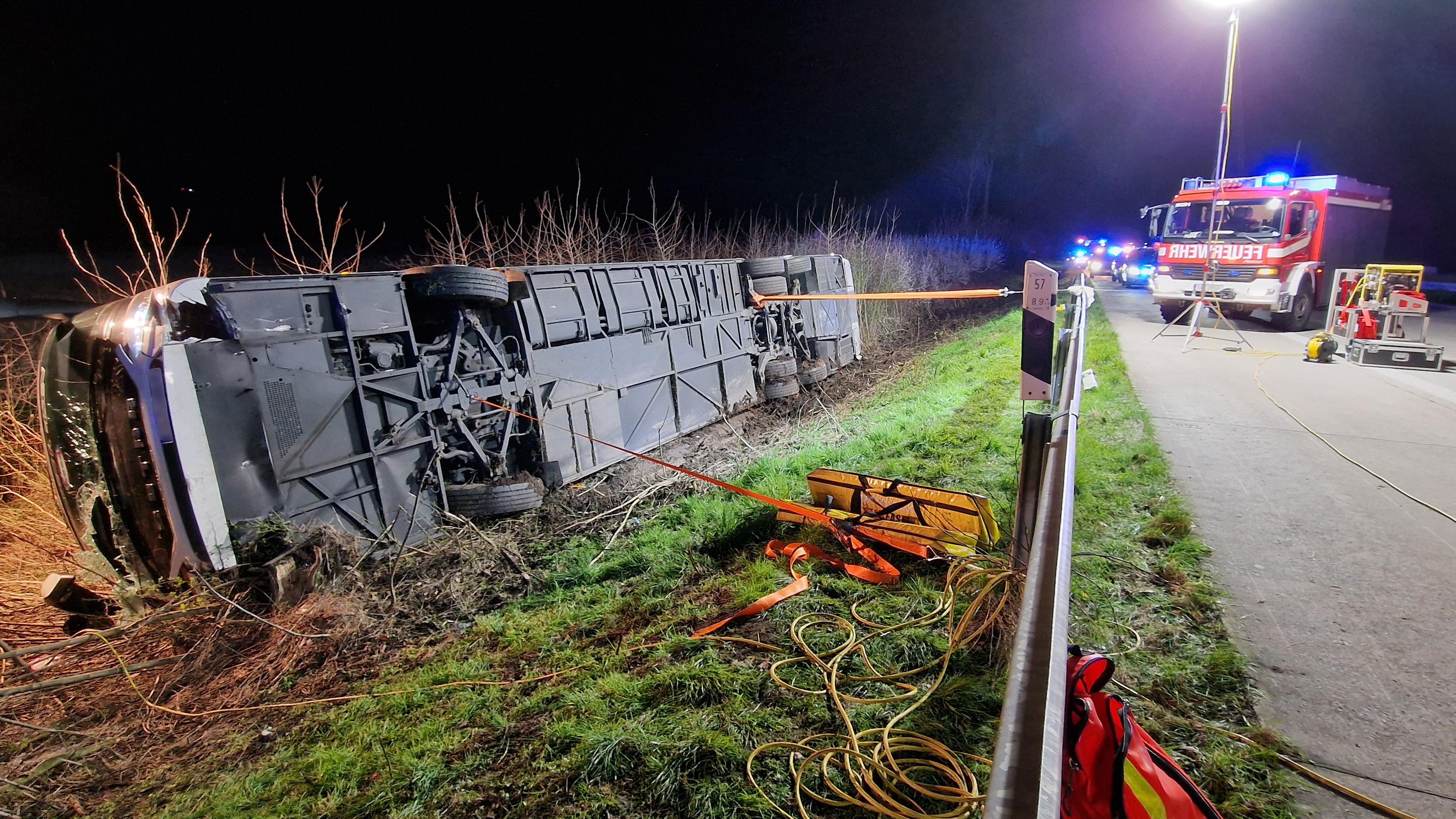 Nordrhein-Westfalen, Werl: Ein Bus liegt nach einem Unfall auf der Seite an der Autobahn 44 