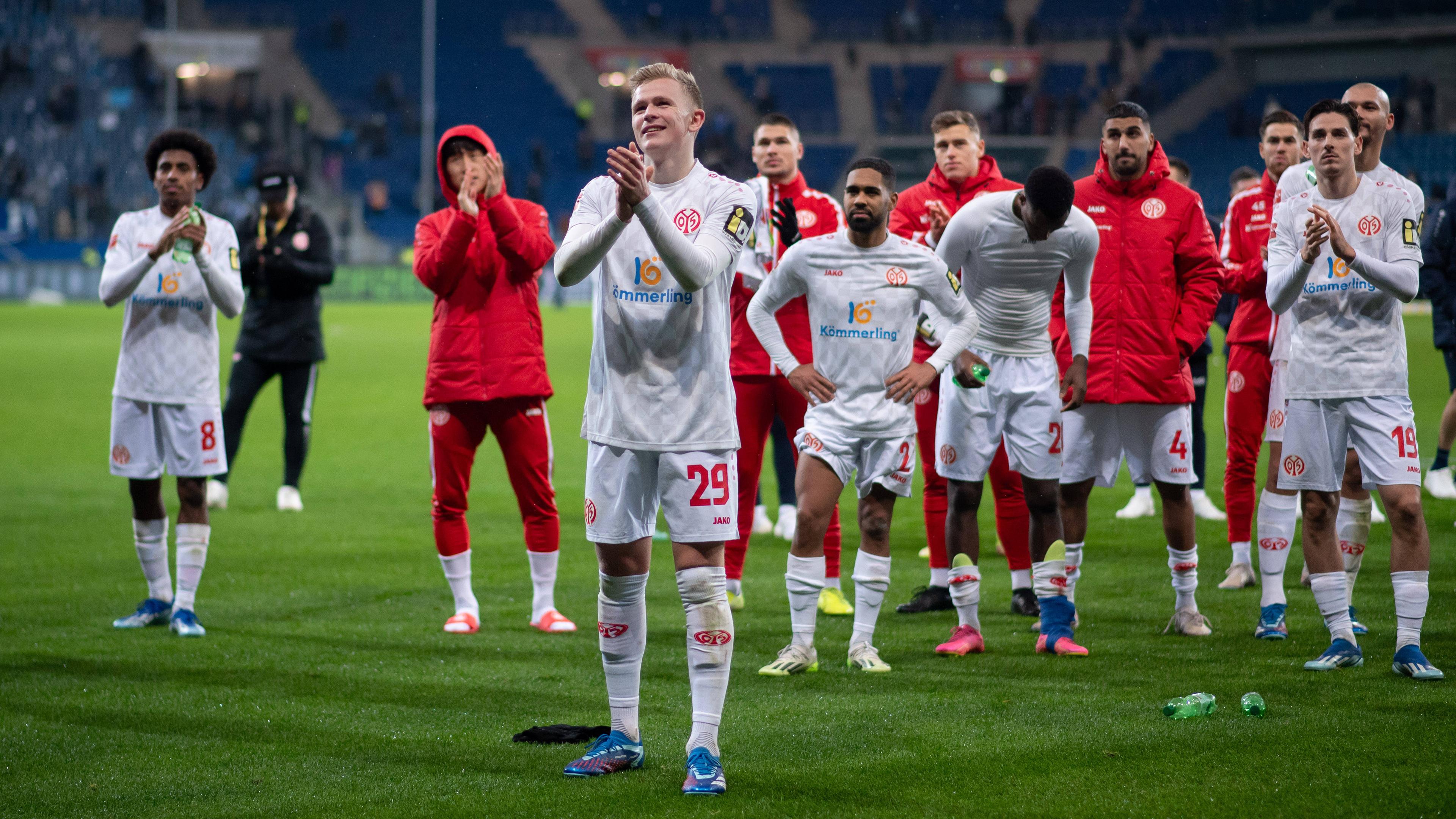 Jonathan Burkardt (FSV Mainz 05, Nummer 29) bedankt sich bei seinem Comeback nach Verletzungspause bei Fans und Teams und klatscht in die Hände