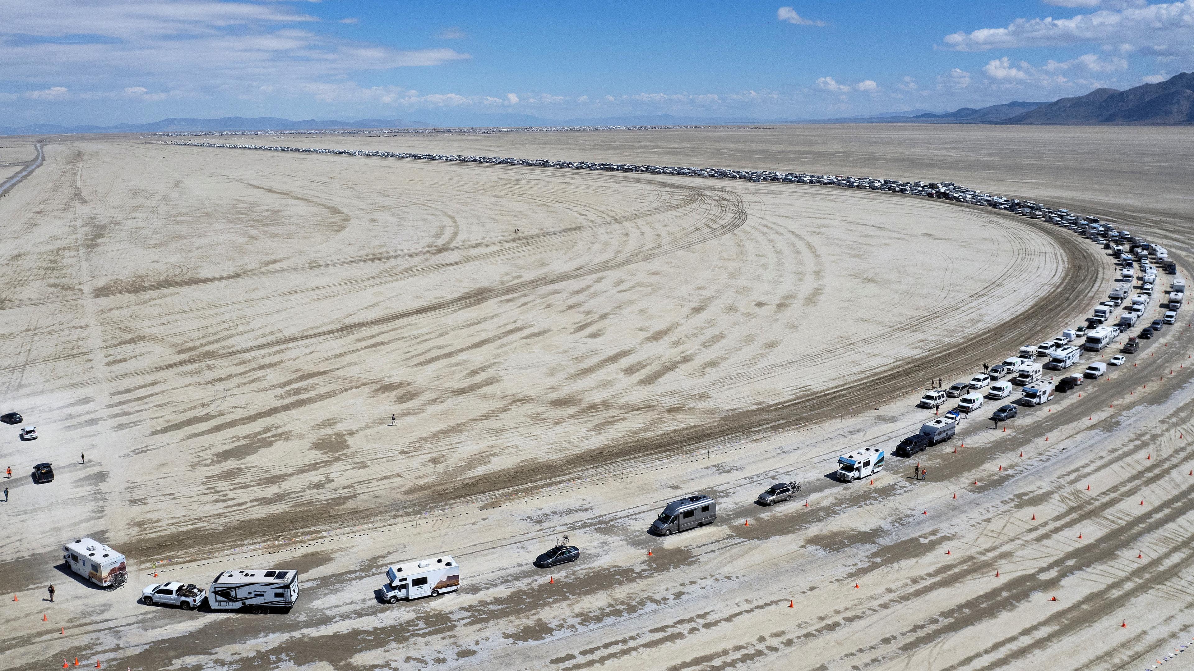 Fahrzeuge verlassen das Burning Man Festival in Black Rock City, Nevada (USA), aufgenommen am 04.09.2023