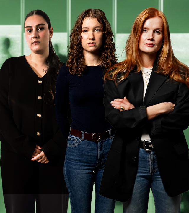 Drei junge Frauen stehen rechts und hinter ihnen ist ein Büro zu erkennen.