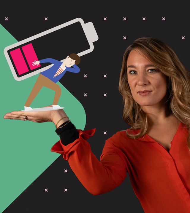 Im Vordergrund steht Jasmina Neudecker mit ausgestreckter Hand. Auf ihrer Handfläche befindet sich eine Grafik: Ein Mann trägt eine fast leere Batterie auf dem Rücken – nur zwei Balken sind noch sichtbar.