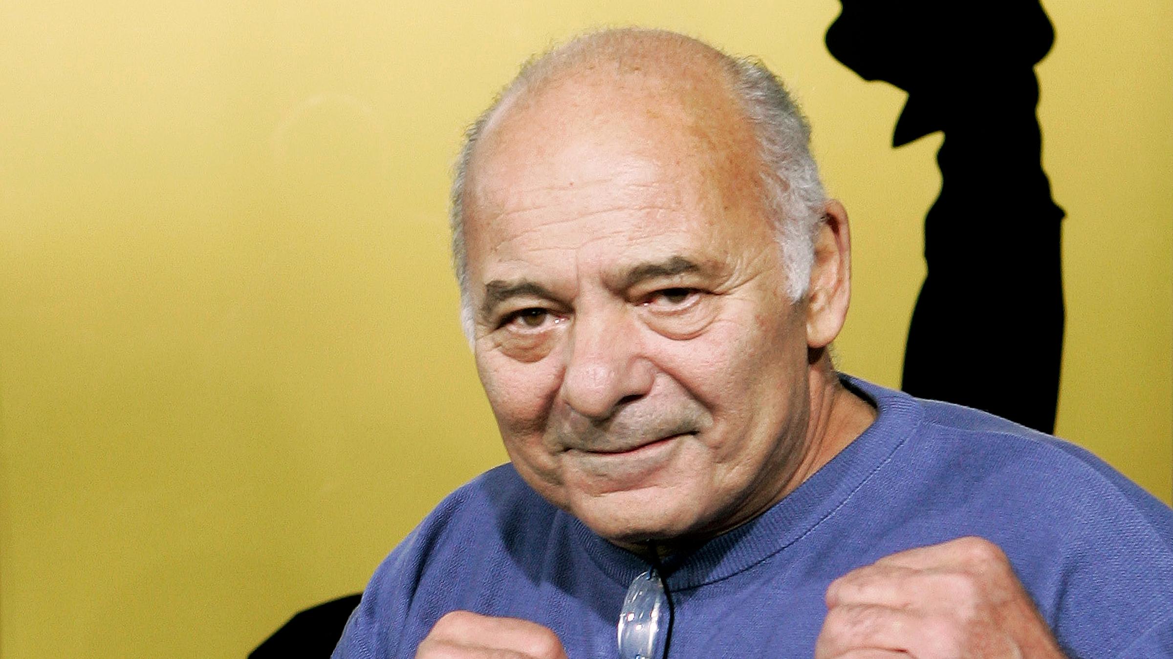 Archiv: Burt Young, ein Darsteller des Films „Rocky Balboa“, gestikuliert bei der Premiere des Films in Los Angeles am 13. 12. 2006