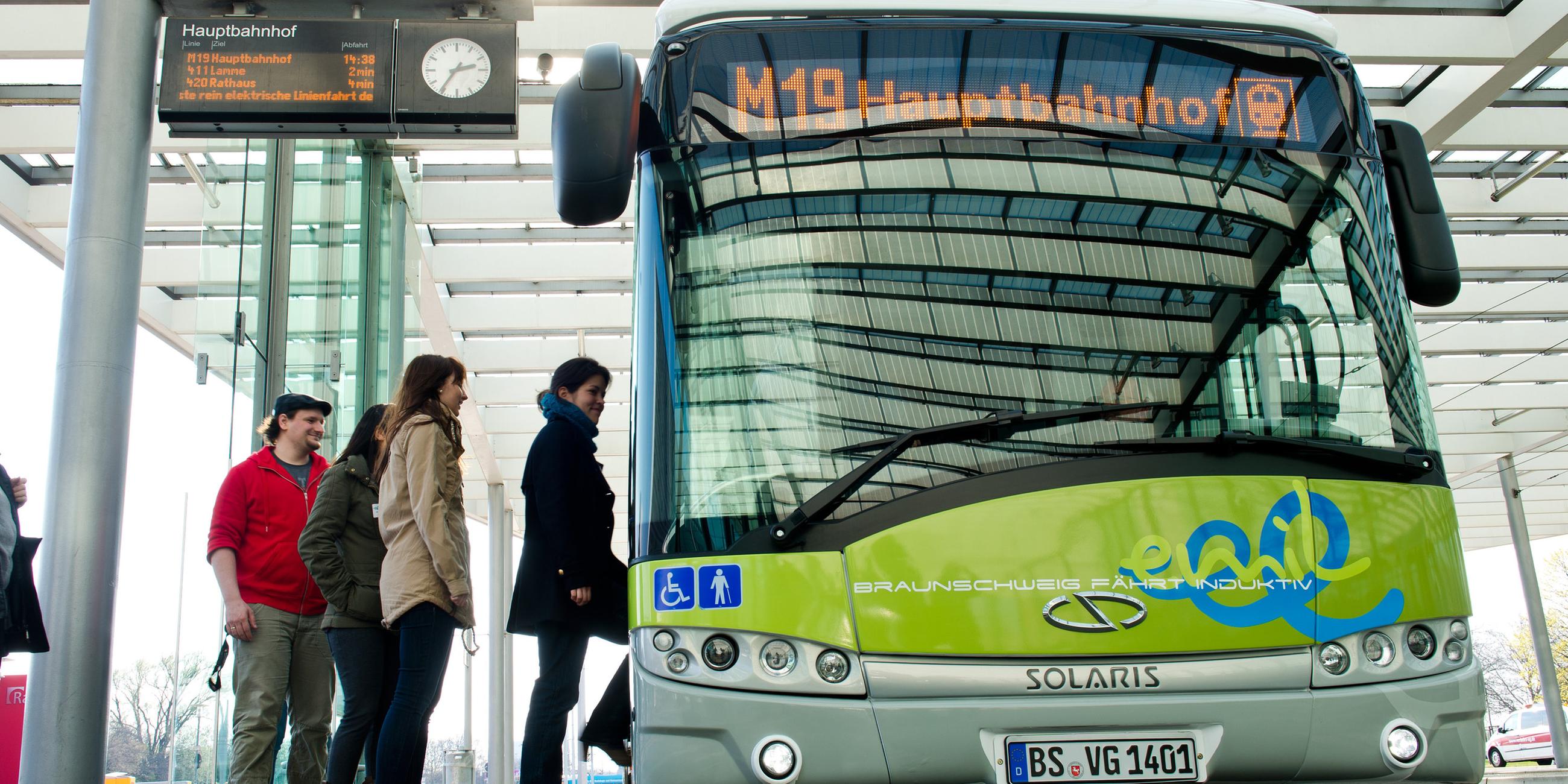 Fahrgäste steigen in Bus ein