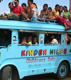 Kinder im Bus der Kinderhilfe Philippinen