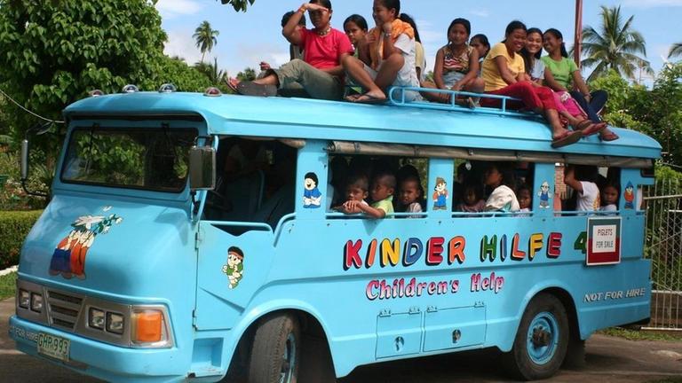Kinder im Bus der Kinderhilfe Philippinen