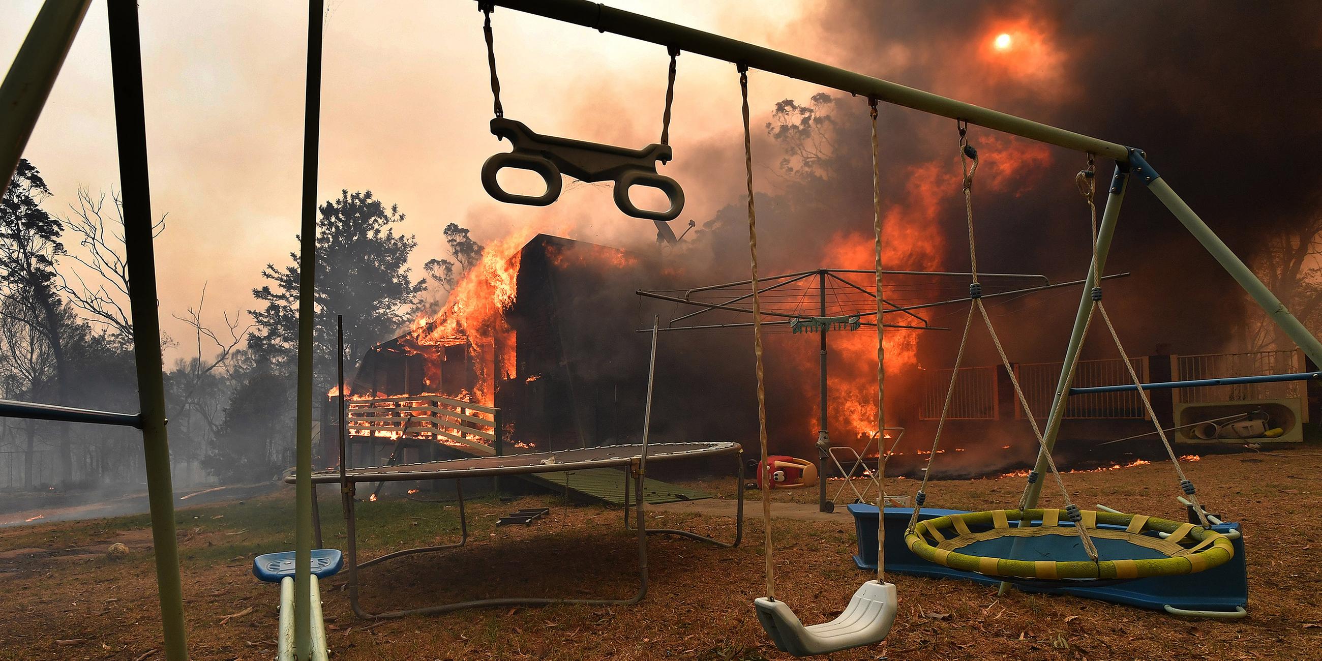 Australien, Buxton: Ein Haus steht südwestlich von Sydney in Flammen.