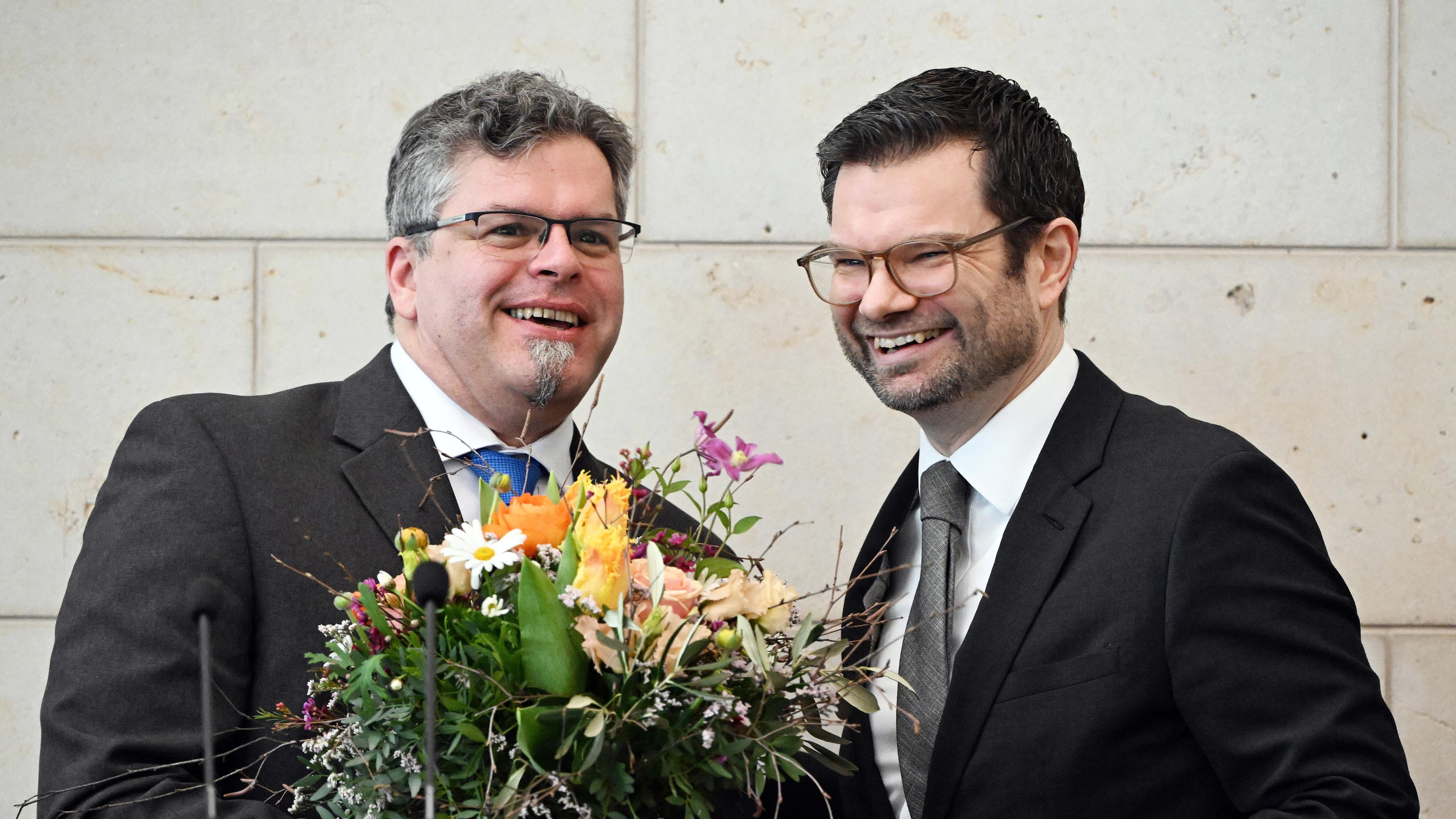 Bundesjustizminister Marco Buschmann überreicht dem neuen Generalbundesanwalt Jens Rommel bei dessen offizieller Amtseinführung einen Blumenstraß