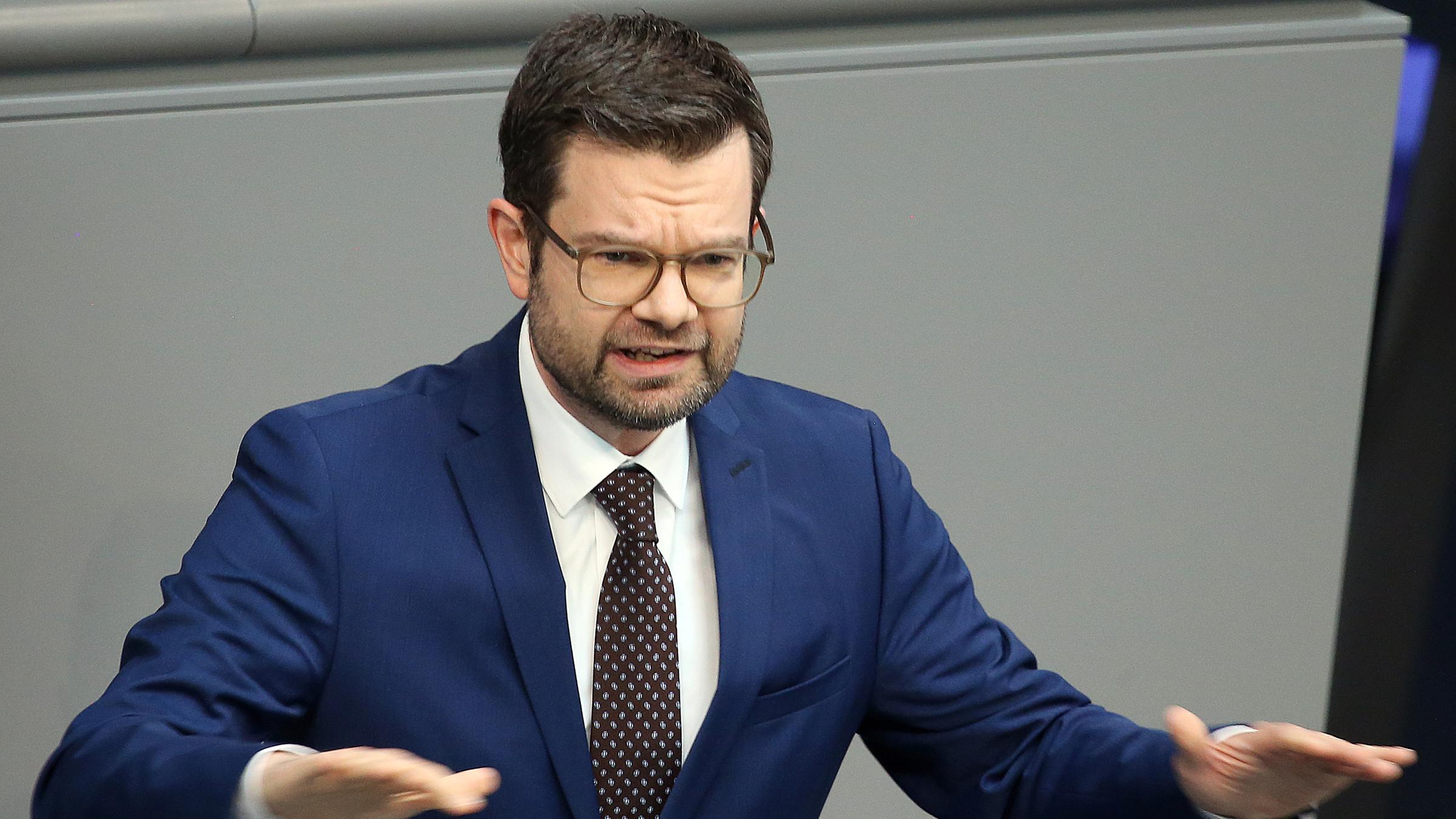 Marco Buschmann (FDP), Bundesjustizminister, spricht bei einer Debatte im Bundestag.