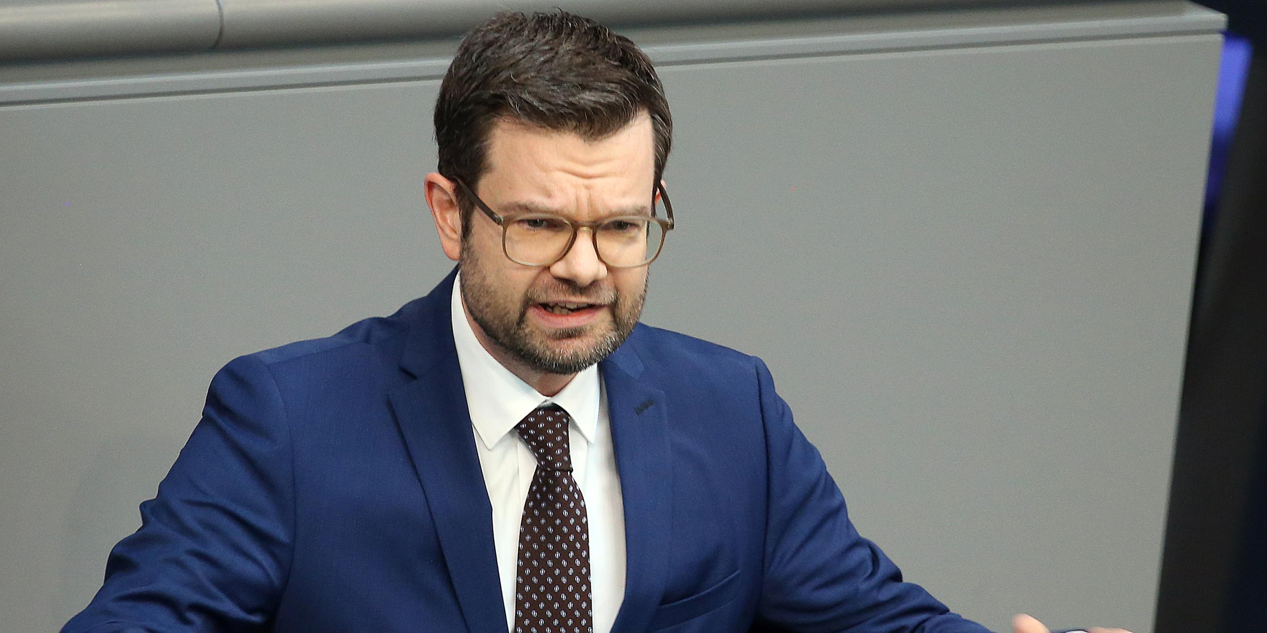 Marco Buschmann (FDP), Bundesjustizminister, spricht bei einer Debatte im Bundestag.