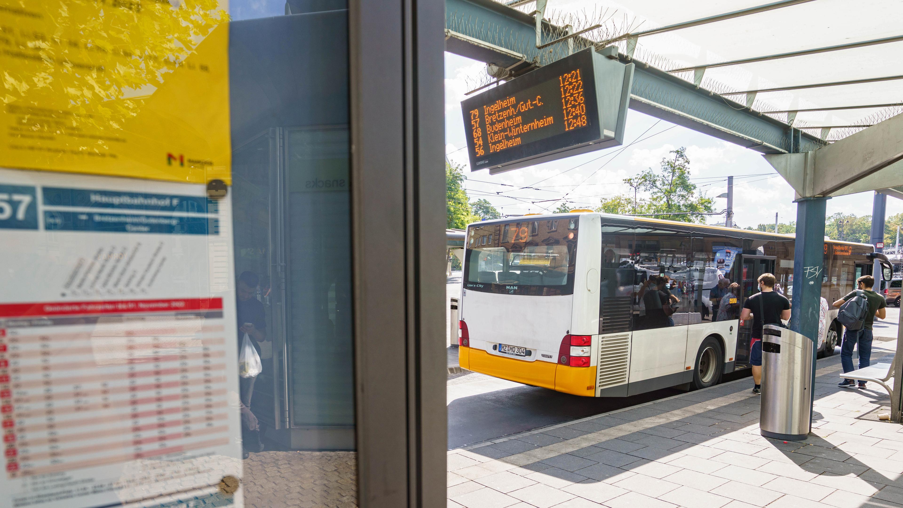 Ein Bus hält an der Haltestelle am Mainzer Hauptbahnhof, aufgenommen am 05.09.2022