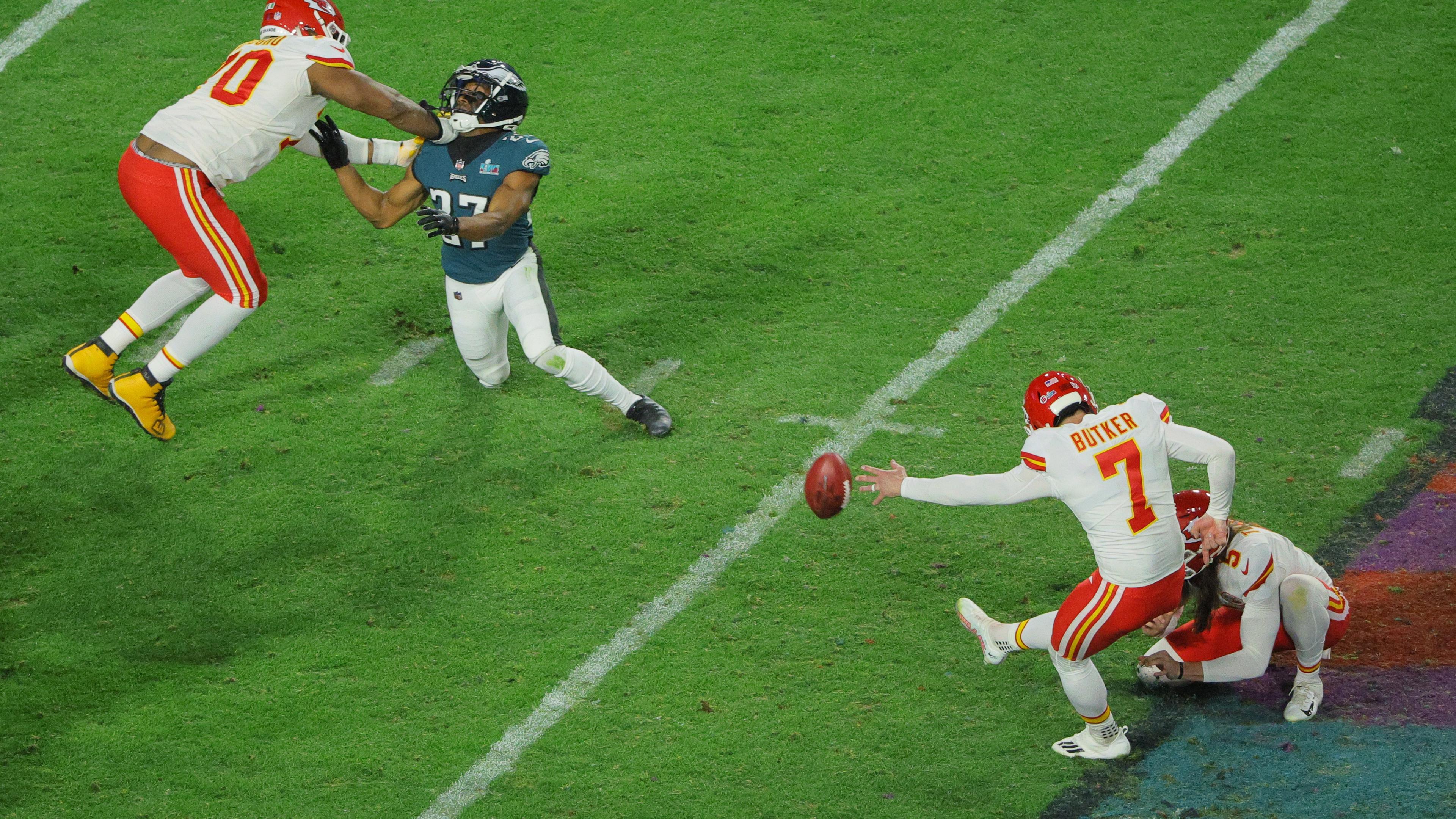 Football - NFL - Super Bowl, Kansas City Chiefs - Philadelphia Eagles: Harrison Butker macht mit einem Field Goal den entscheidenden Punkt.