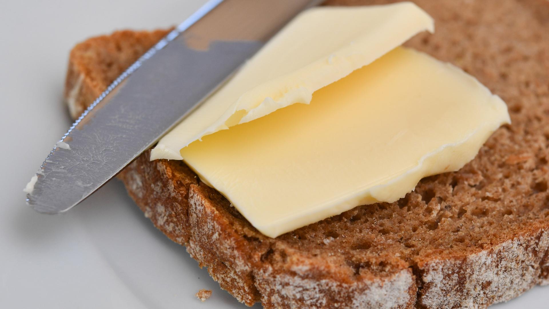 Тост с маслом. Бутерброд со сливочным маслом. Можно ли есть бутерброд с маслом. Можно ли есть бутерброд с маслом. Хлеб с маслом.