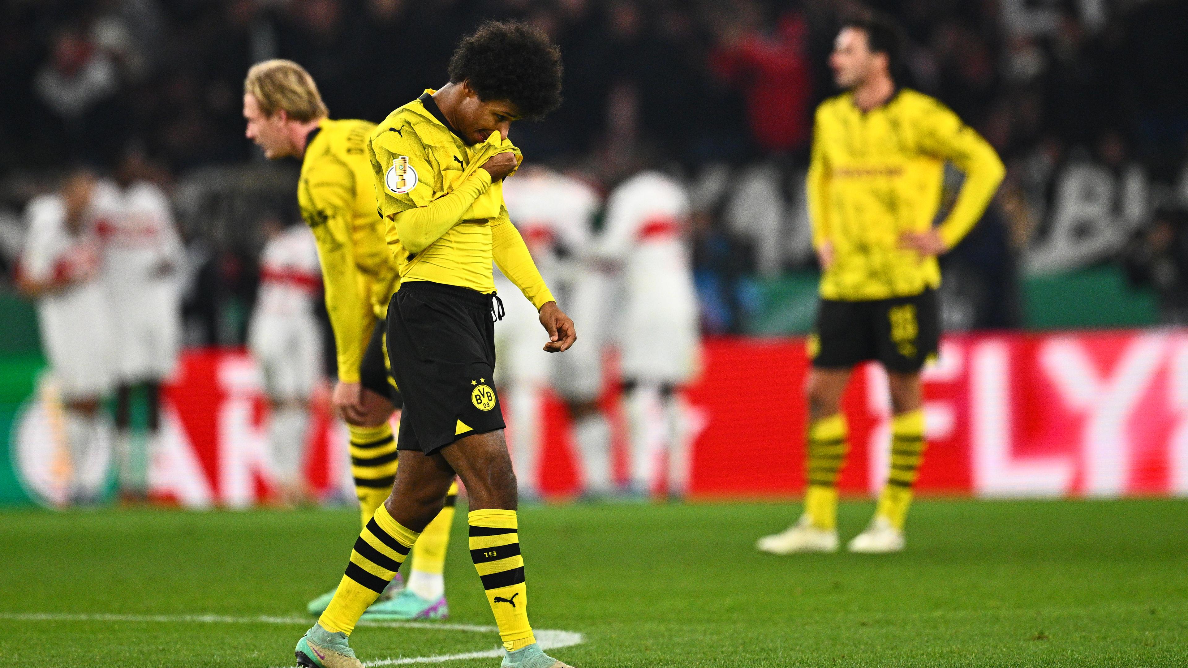 DFB-Pokal, VfB Stuttgart - Borussia Dortmund, Achtelfinale: Dortmunds Karim Adeyemi ist enttäuscht. Im Hintergrund Julian Brandt und Mats Hummels.