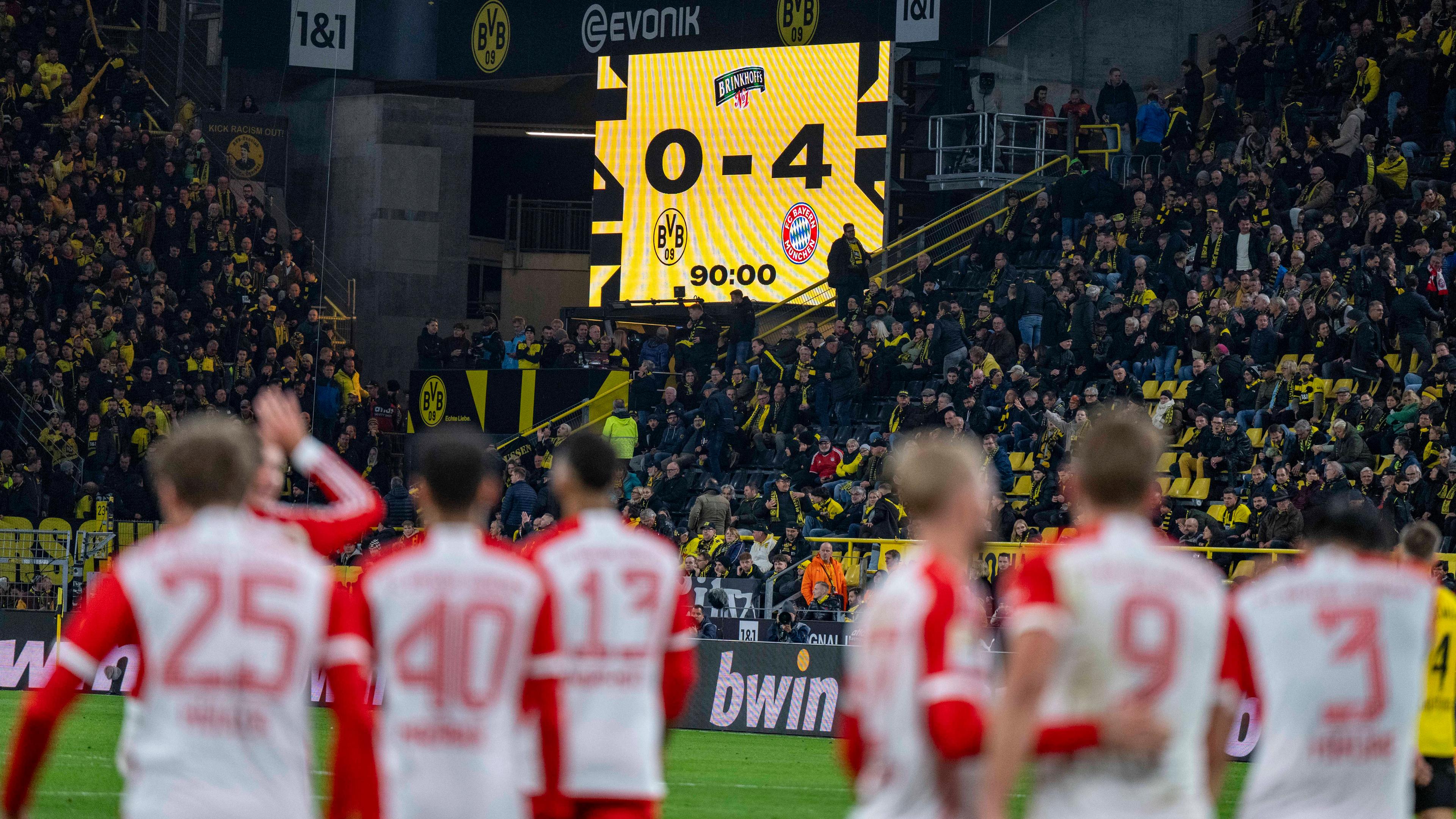 Bundesliga 2023/24, 10. Spieltag, Borussia Dortmund - FC Bayern München: Die Bayern Spieler jubeln nach dem Tor zum 0:4.