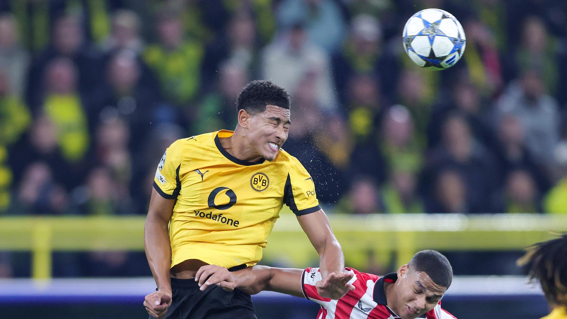 Jobe Bellingham (BVB Borussia Dortmund) und Maroan Sannadi (Athletic Club Bilbao) kämpfen.