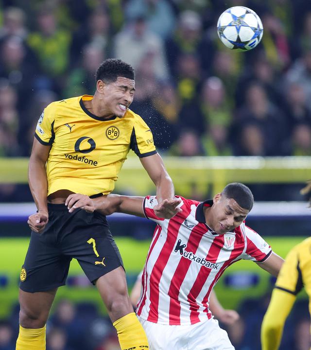 Jobe Bellingham (BVB Borussia Dortmund) und Maroan Sannadi (Athletic Club Bilbao) kämpfen.