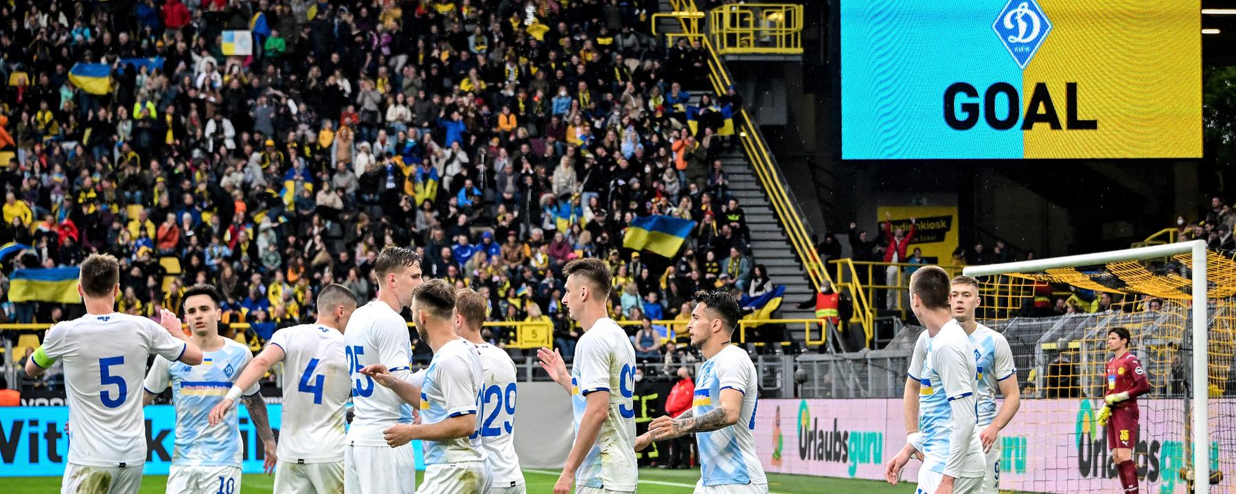 Benefizspiel Borussia Dortmund - Dynamo Kiew: Die Kiewer Spieler bejubeln ein Tor.