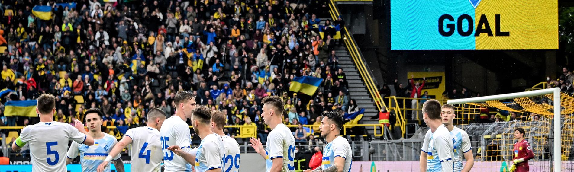Benefizspiel Borussia Dortmund - Dynamo Kiew: Die Kiewer Spieler bejubeln ein Tor.