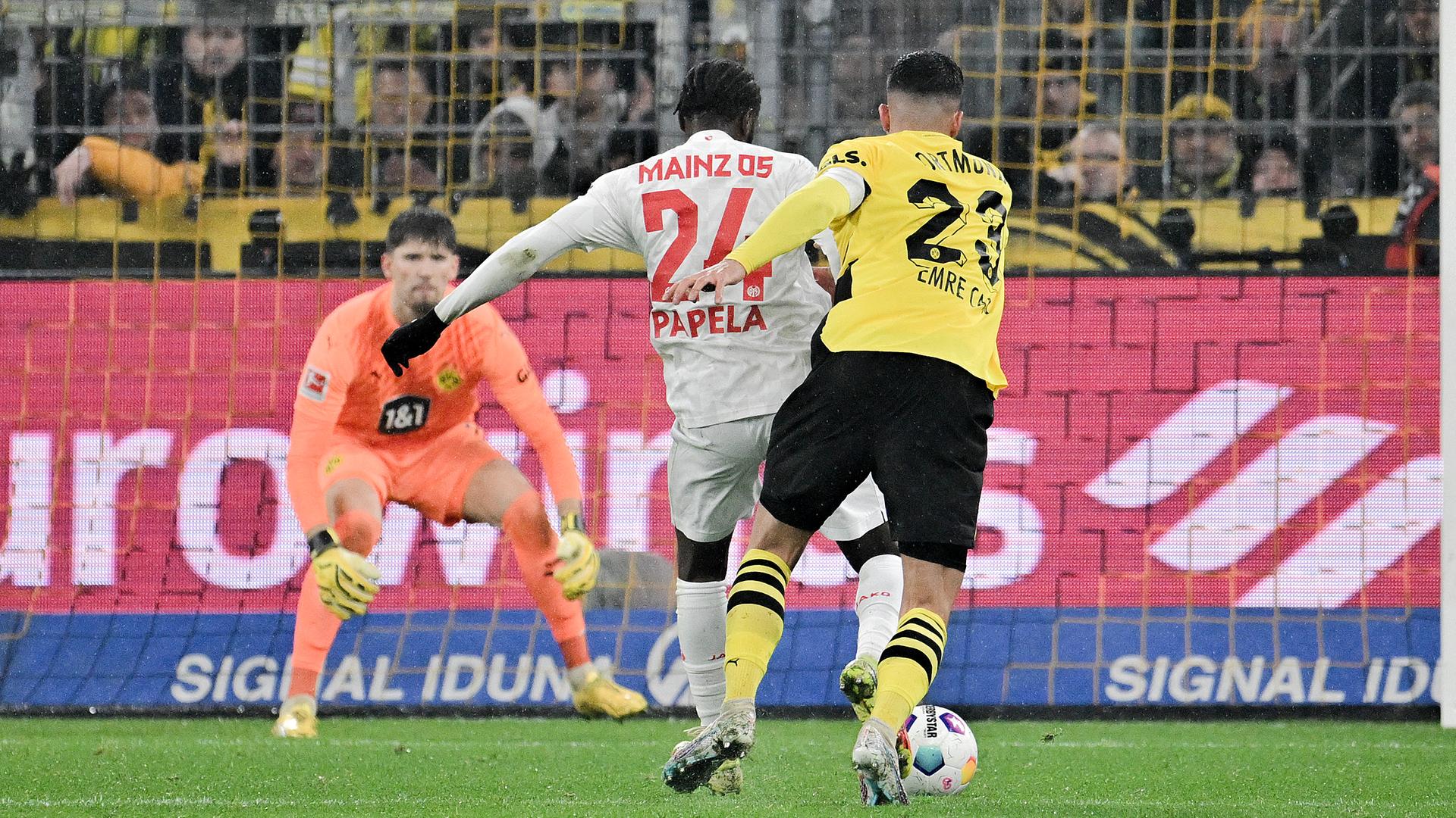 Mainz Matondo-Merveille Papela (M) in Aktion gegen Dortmunds Emre Can.