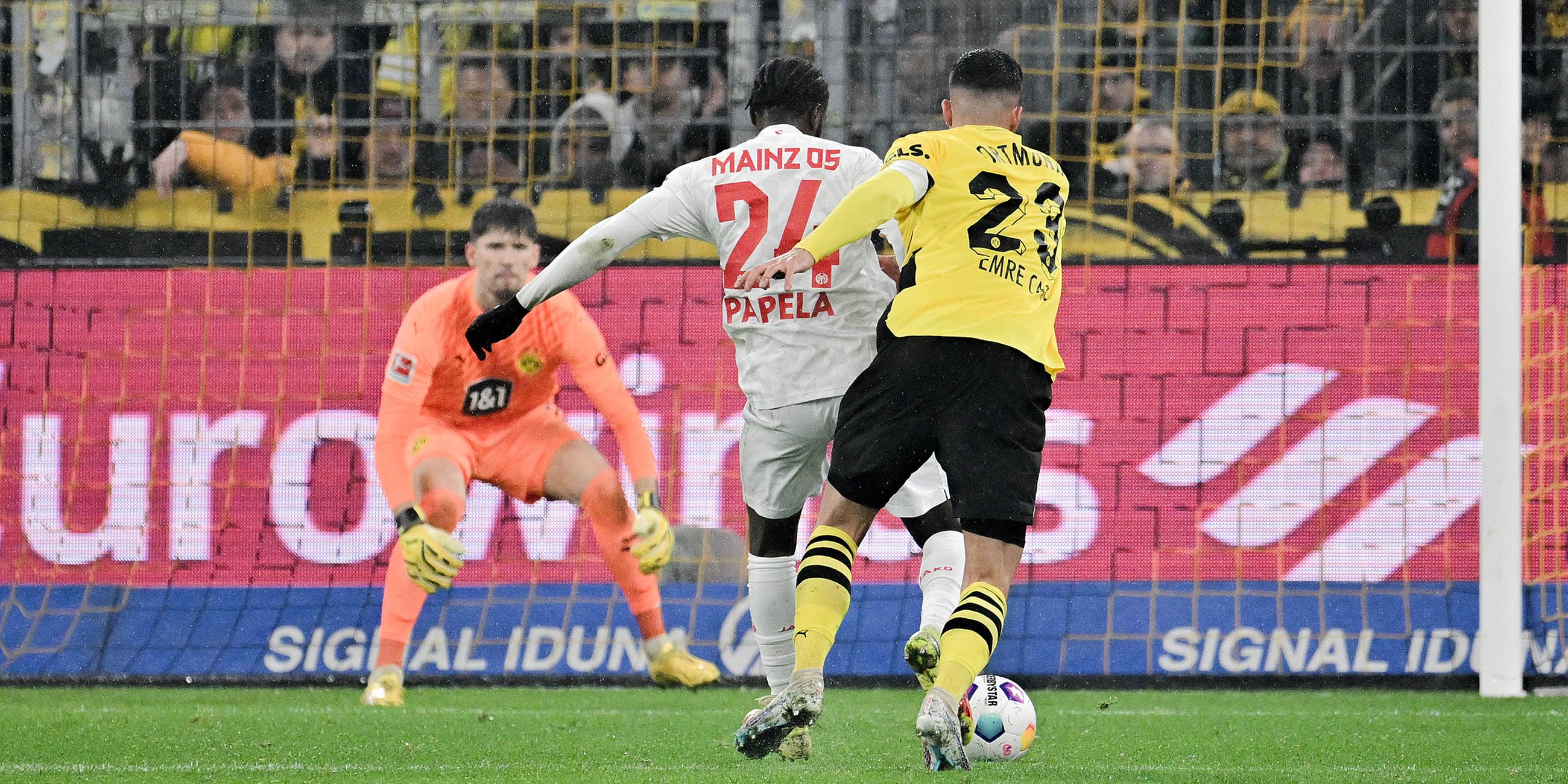 Mainz Matondo-Merveille Papela (M) in Aktion gegen Dortmunds Emre Can.