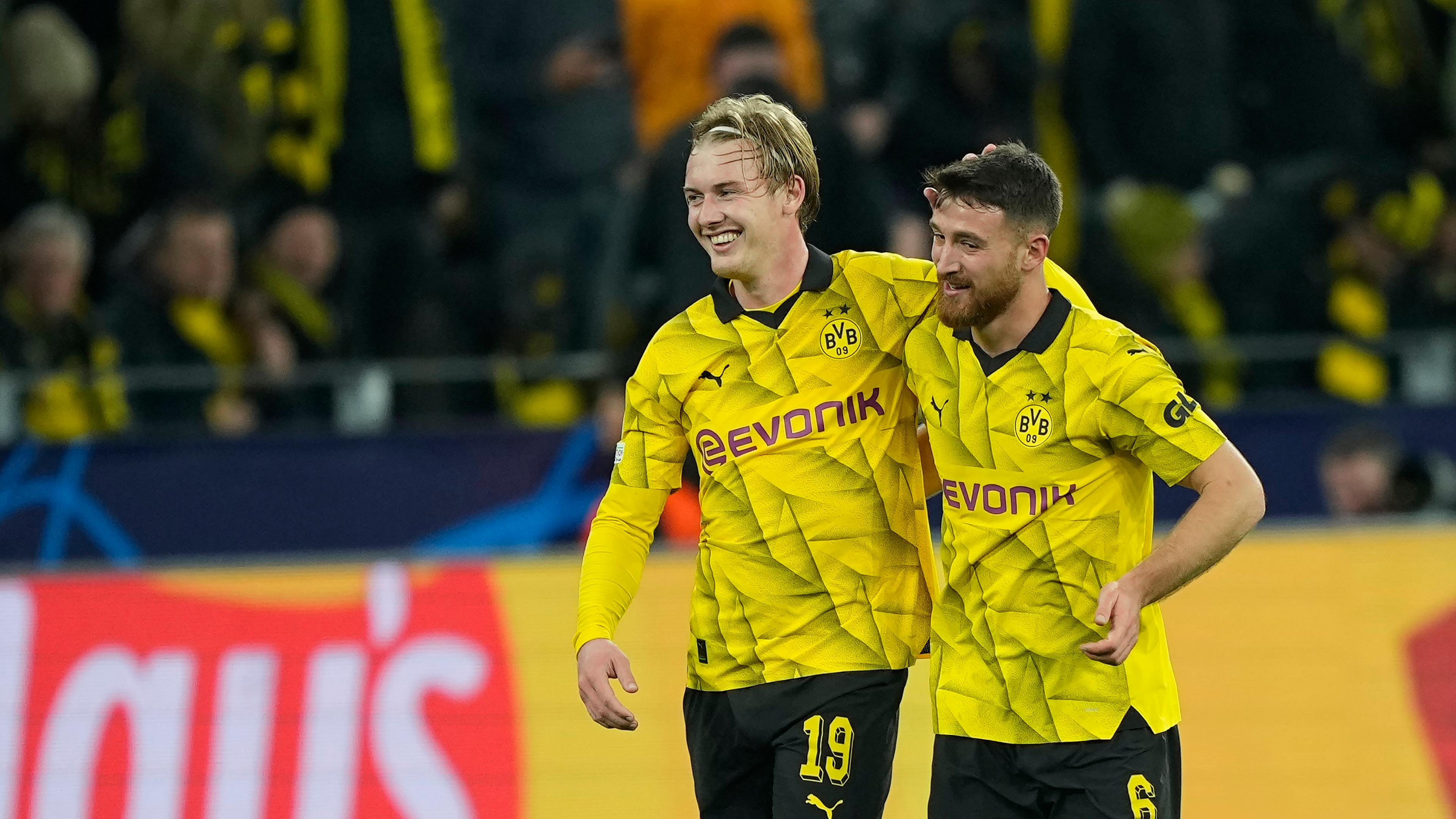 Borussia Dortmund gegen Newcastle United: Julian Brandt (li.) mit Salih Ozcan