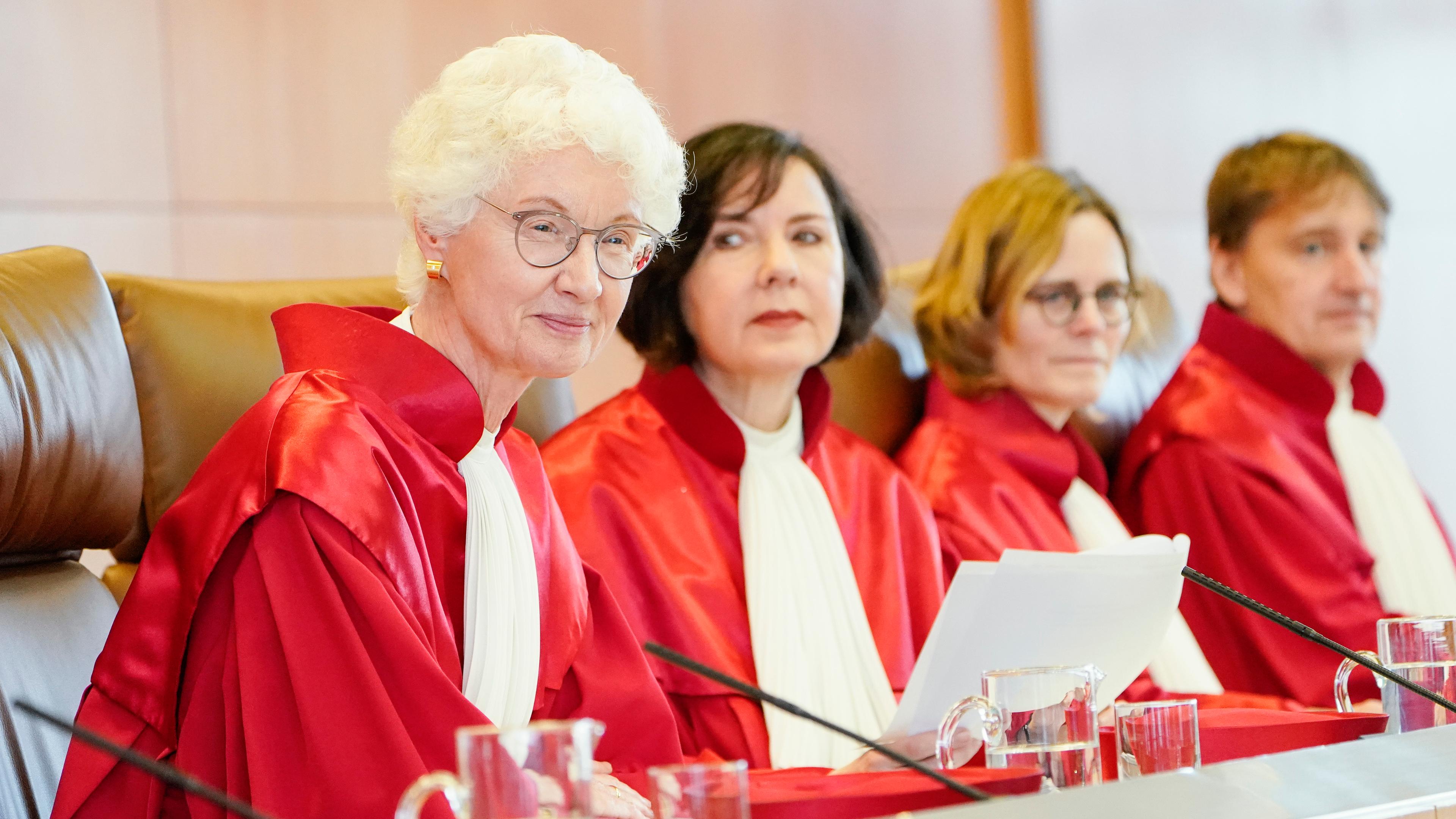 Der Zweite Senat des Bundesverfassungsgerichts - Vizepräsidentin Doris König (l-r), Sibylle Kessal-Wulf, Astrid Wallrabenstein und Thomas Offenloch.