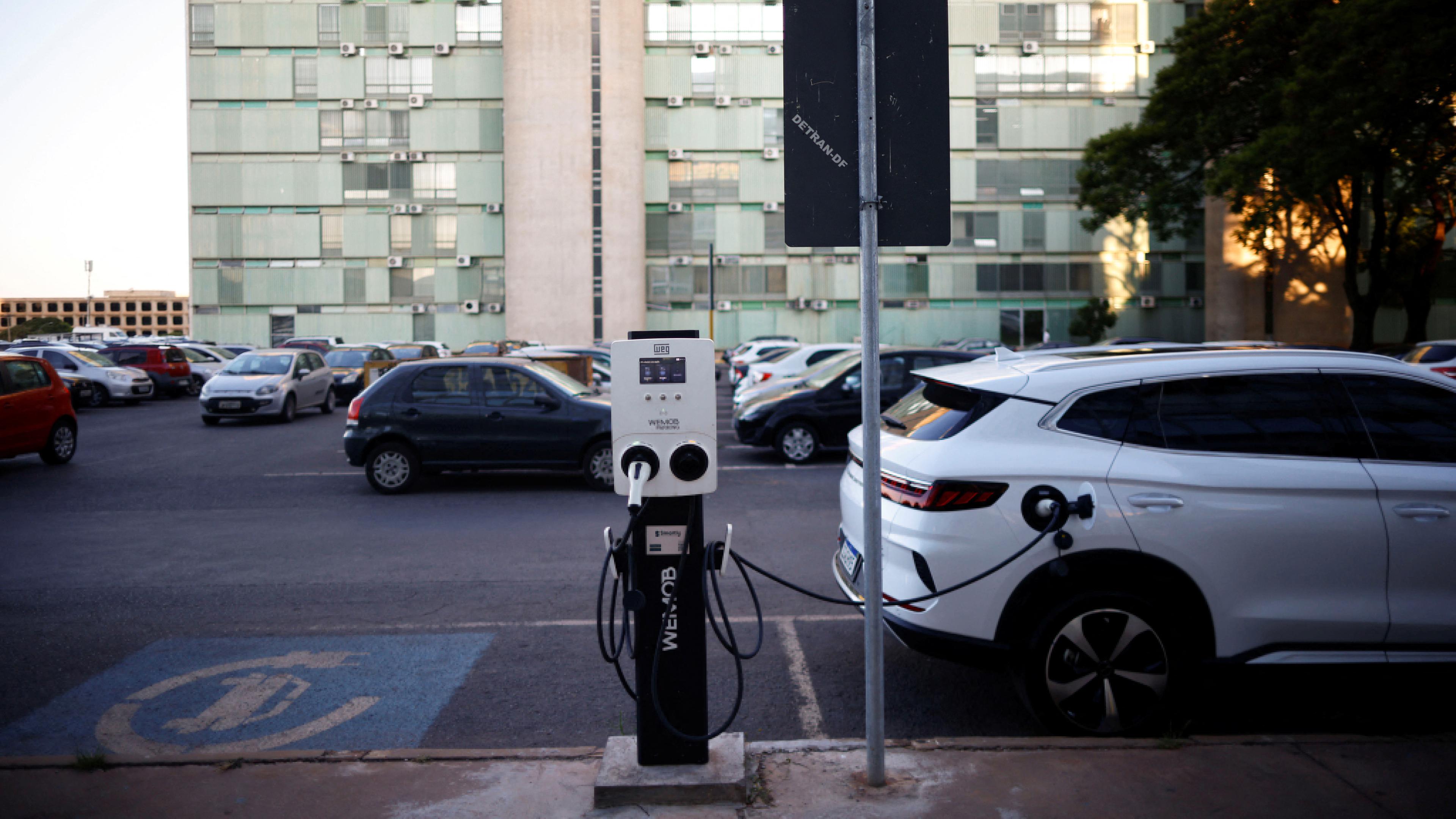 Ein BYD-Elektrofahrzeug wird in einer Ladestation vor dem Gebäude des Wirtschaftsministeriums in Brasilia, Brasilien, aufgeladen.