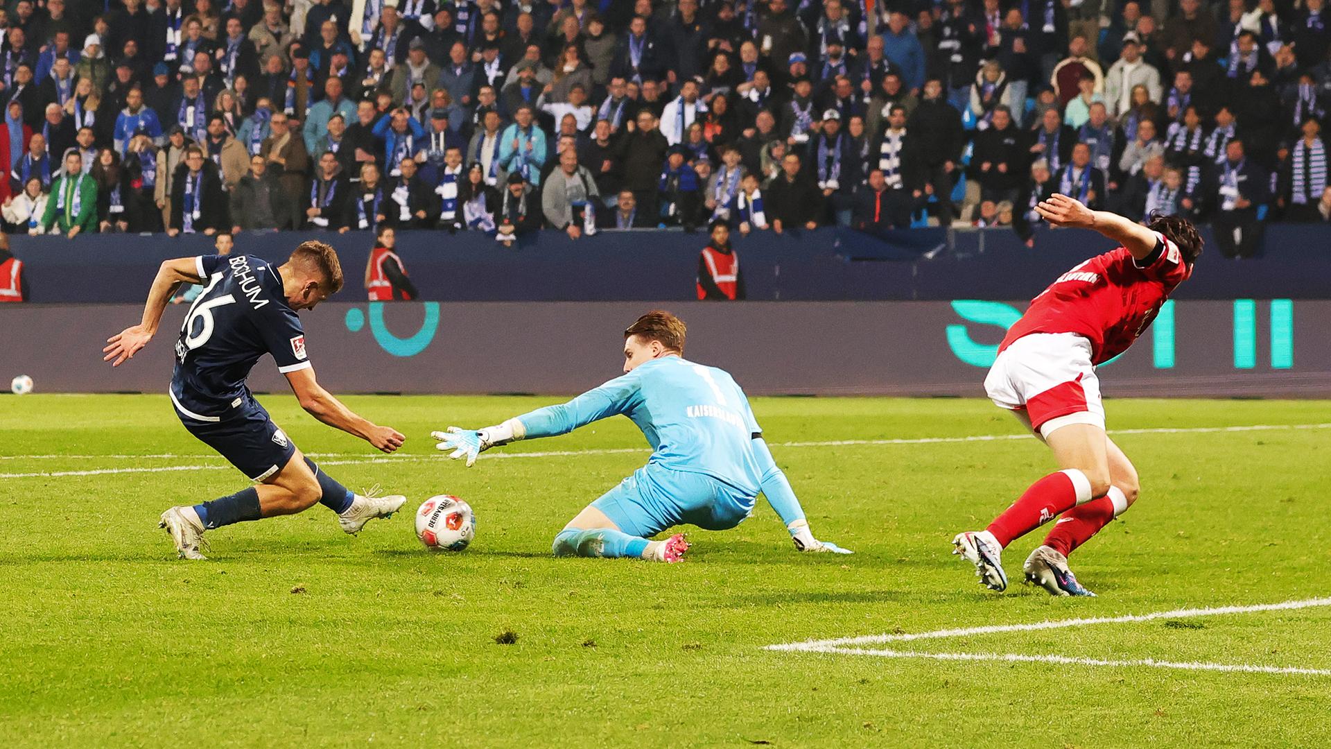 Bochums Mittelstürmer Callum Marshall vergibt eine Torchance in der Zweitligapartie gegen den 1.FC Kaiserslautern