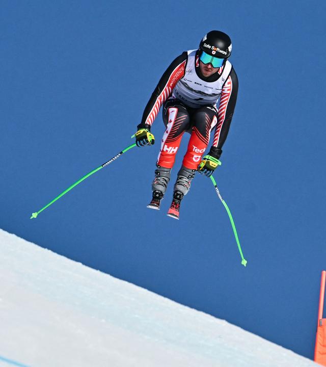 Der kanadische Skirennläufer Cameron Alexander im Sprung bei der Abfahrt im FIS Alpine Ski World Cup 2025/2026 in Crans-Montana.