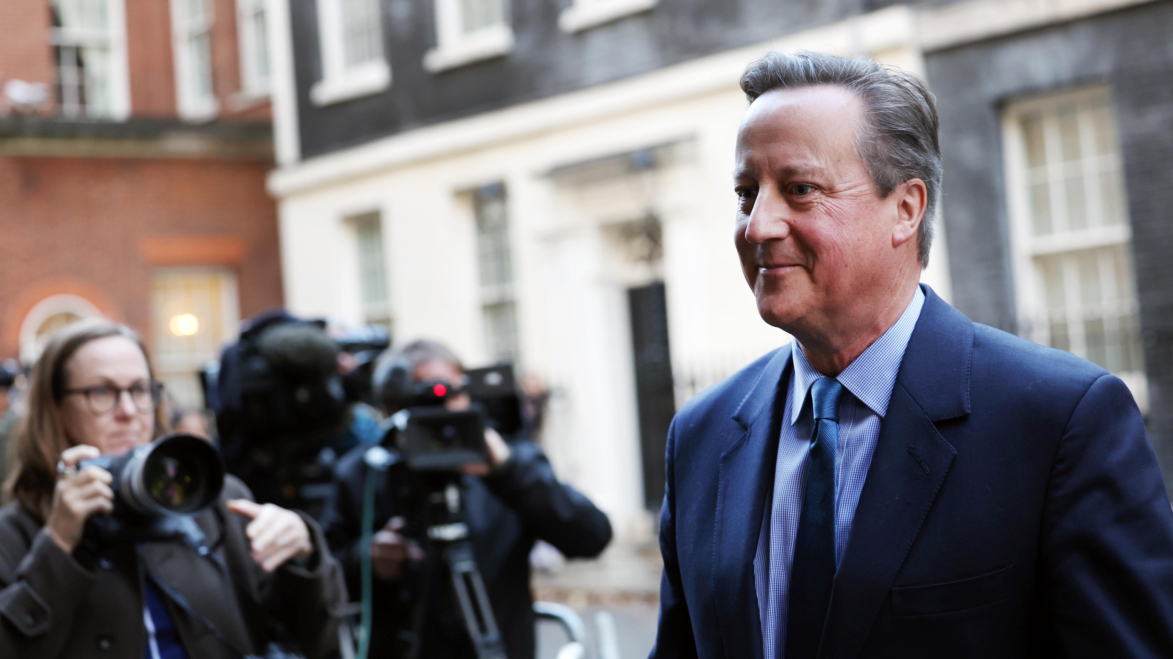 Der neue britische Außenminister Cameron auf dem Weg in 10 Downing Street.