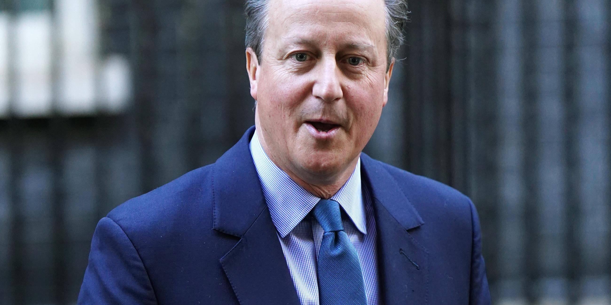 Ex-Premier Cameron verlässt Downing Street 10.