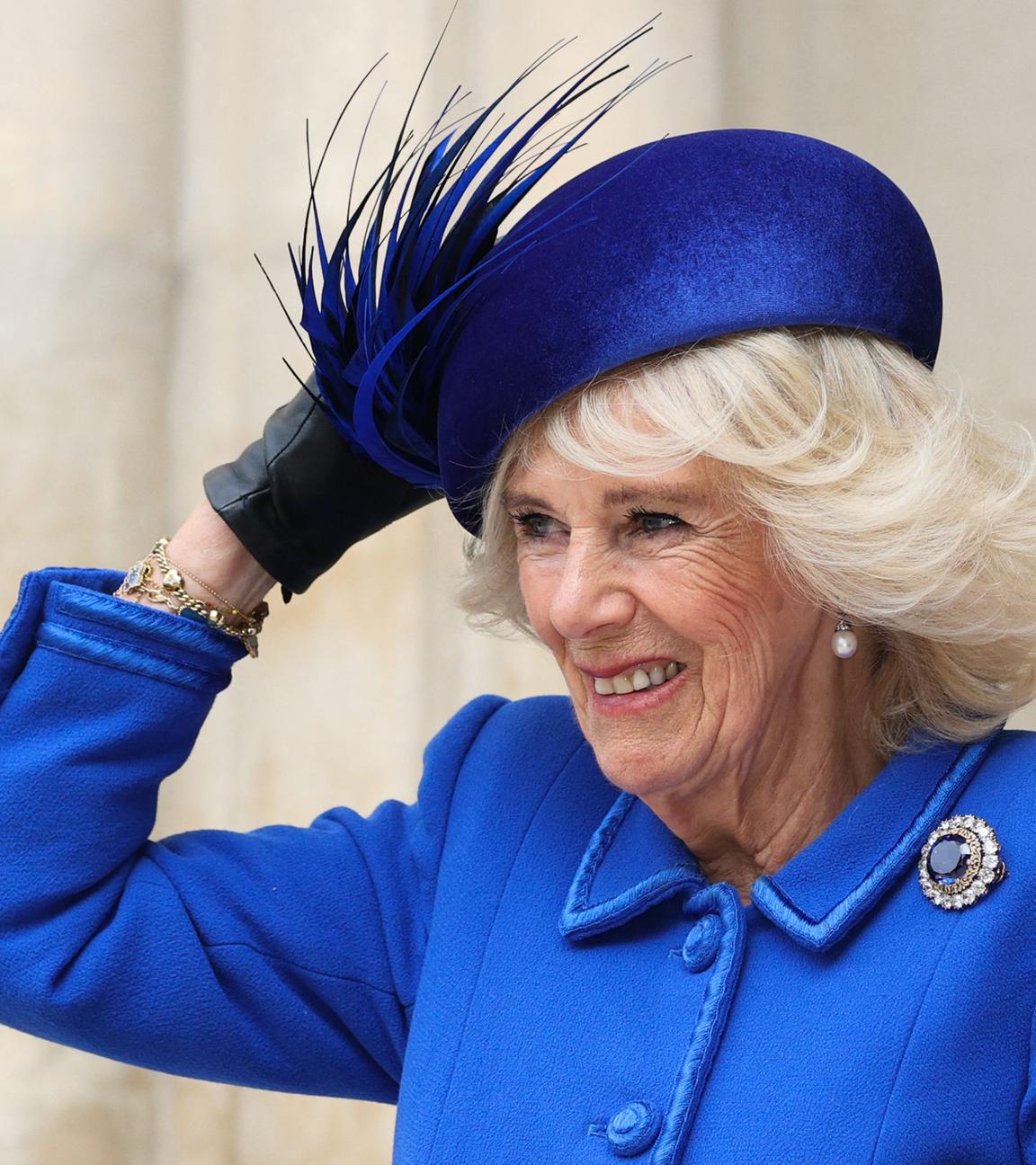 Camilla, Queen Consort hält ihren Hut, als sie am 13. März 2023 in der Westminster Abbey in London ankommt, um an der Zeremonie zum Commonwealth Day teilzunehmen.