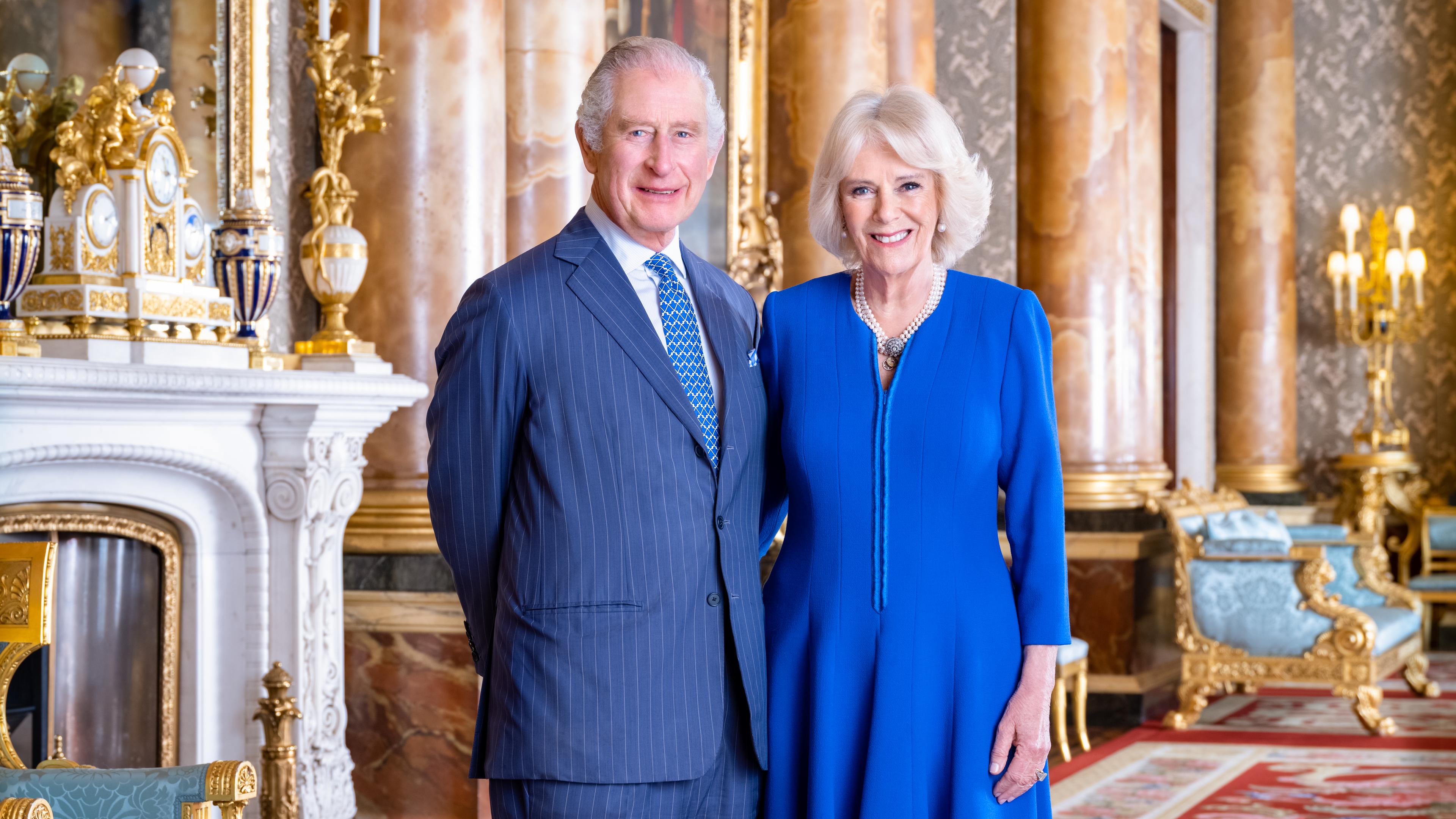 König Charles III. und die Königsgemahlin Camilla, aufgenommen von Hugo Burnand, im "Blue Drawing Room" des Buckingham Palace