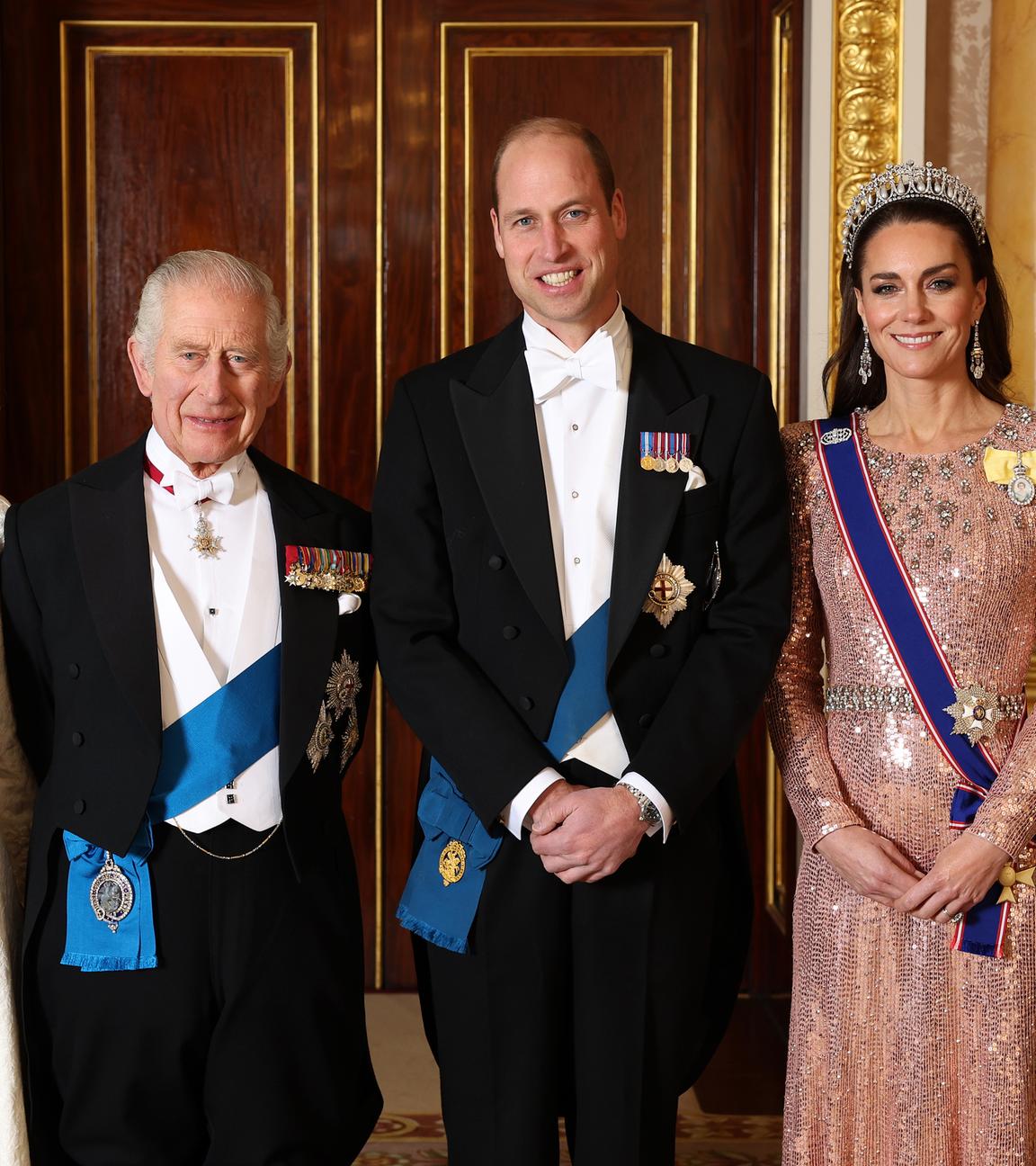 Großbritannien, London: Königin Camilla (l-r), König Charles III. aus Großbritannien, sowie William, Prinz von Wales, und Kate, Prinzessin von Wales.