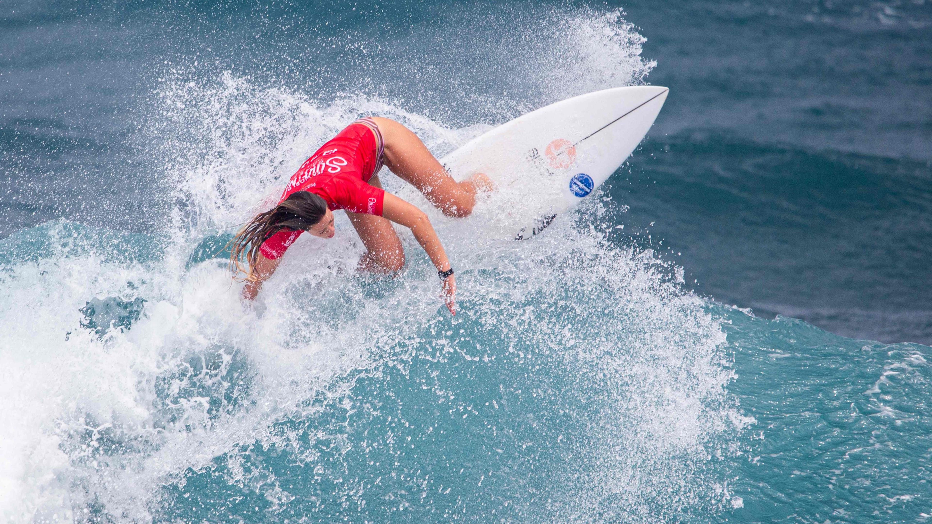 Die Deutsche Camilla Kemp nimmt am 7. Tag der ISA World Surfing Games in Paris teil.