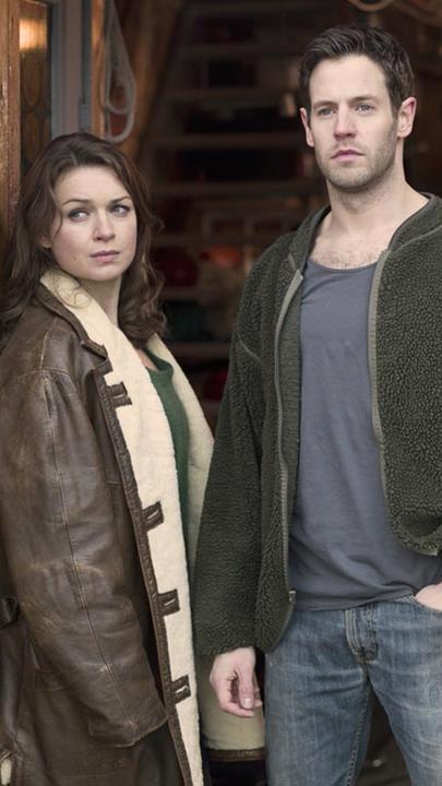 Erica Falck (Claudia Galli Concha, l.) Patrik Hedström (Richard Ulfsäter, r.).