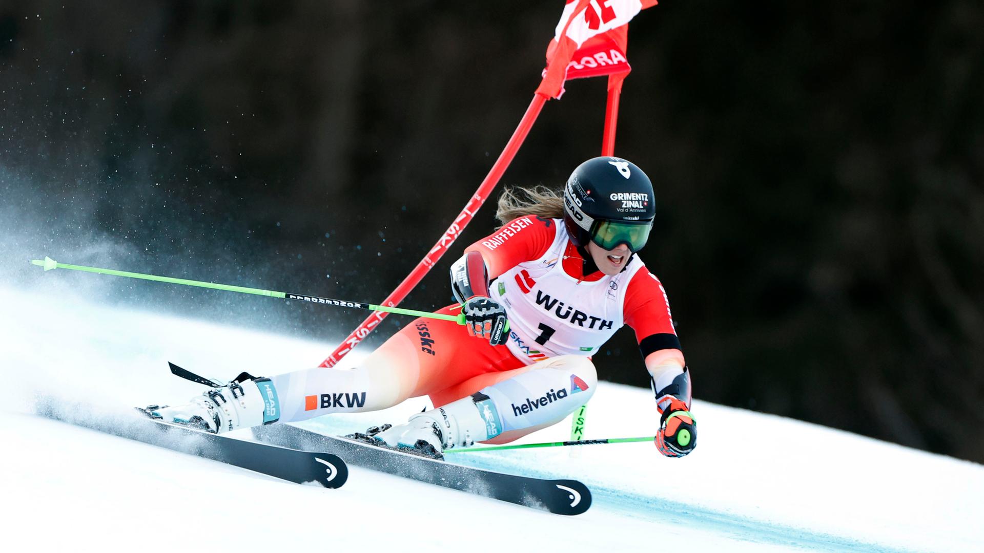 Die Schweizer Skirennrenfahrerin Camille Rast befindet sich im Slalom des FIS Ski World Cup 2025-26 in Kranjska Gora