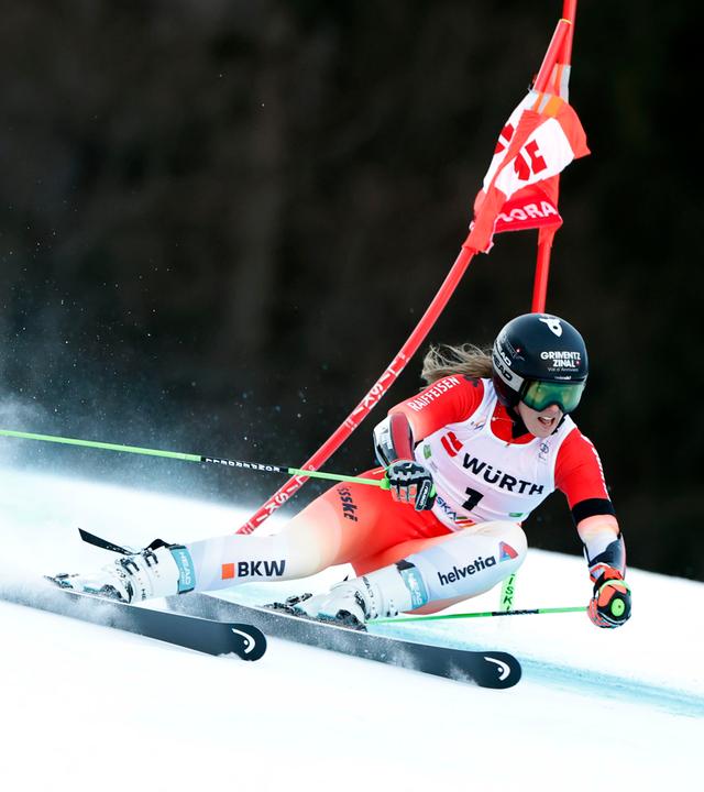 Die Schweizer Skirennrenfahrerin Camille Rast befindet sich im Slalom des FIS Ski World Cup 2025-26 in Kranjska Gora