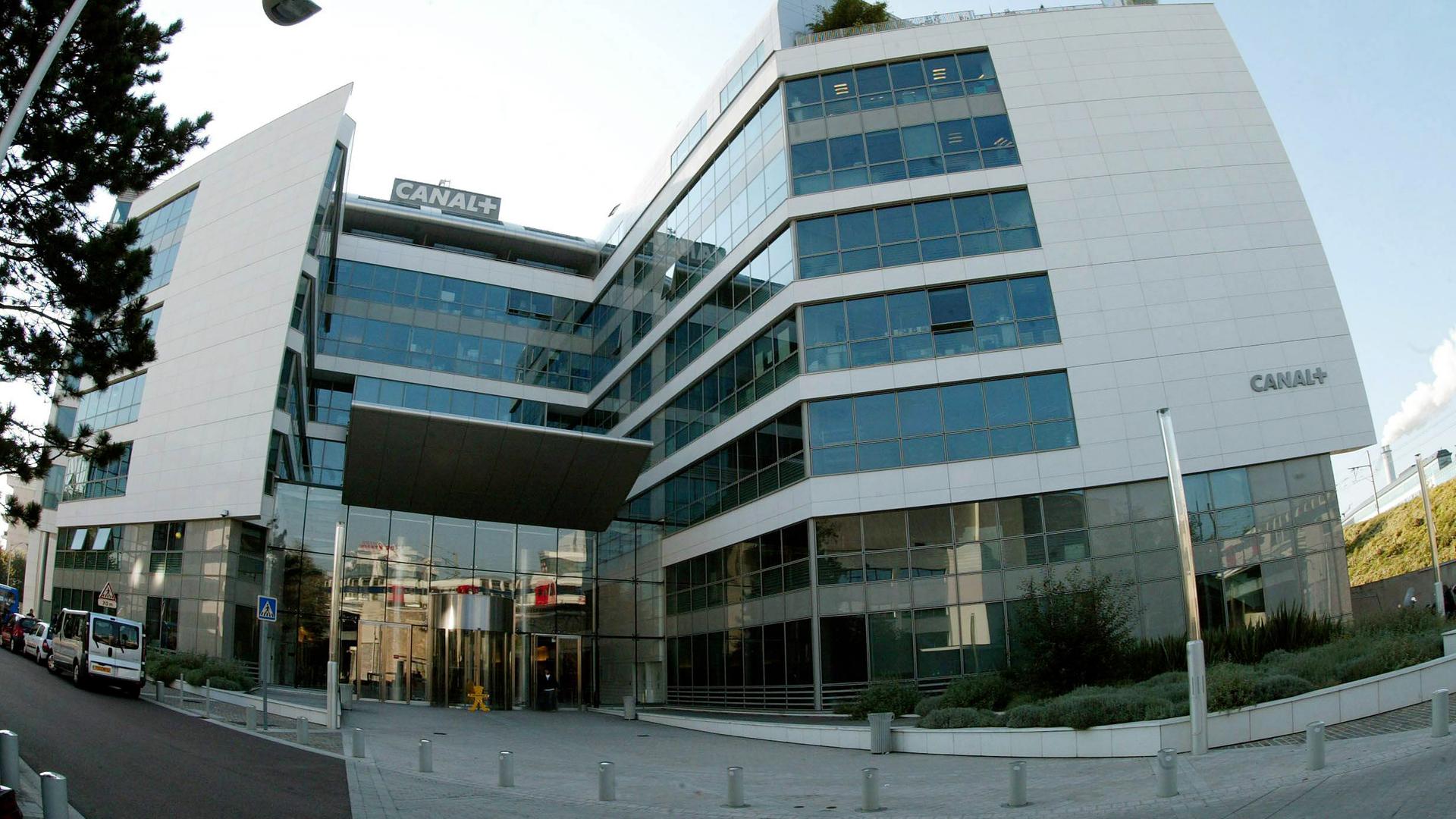 Modernes Bürogebäude, auf dem die Schrift Canal+ zu lesen ist.