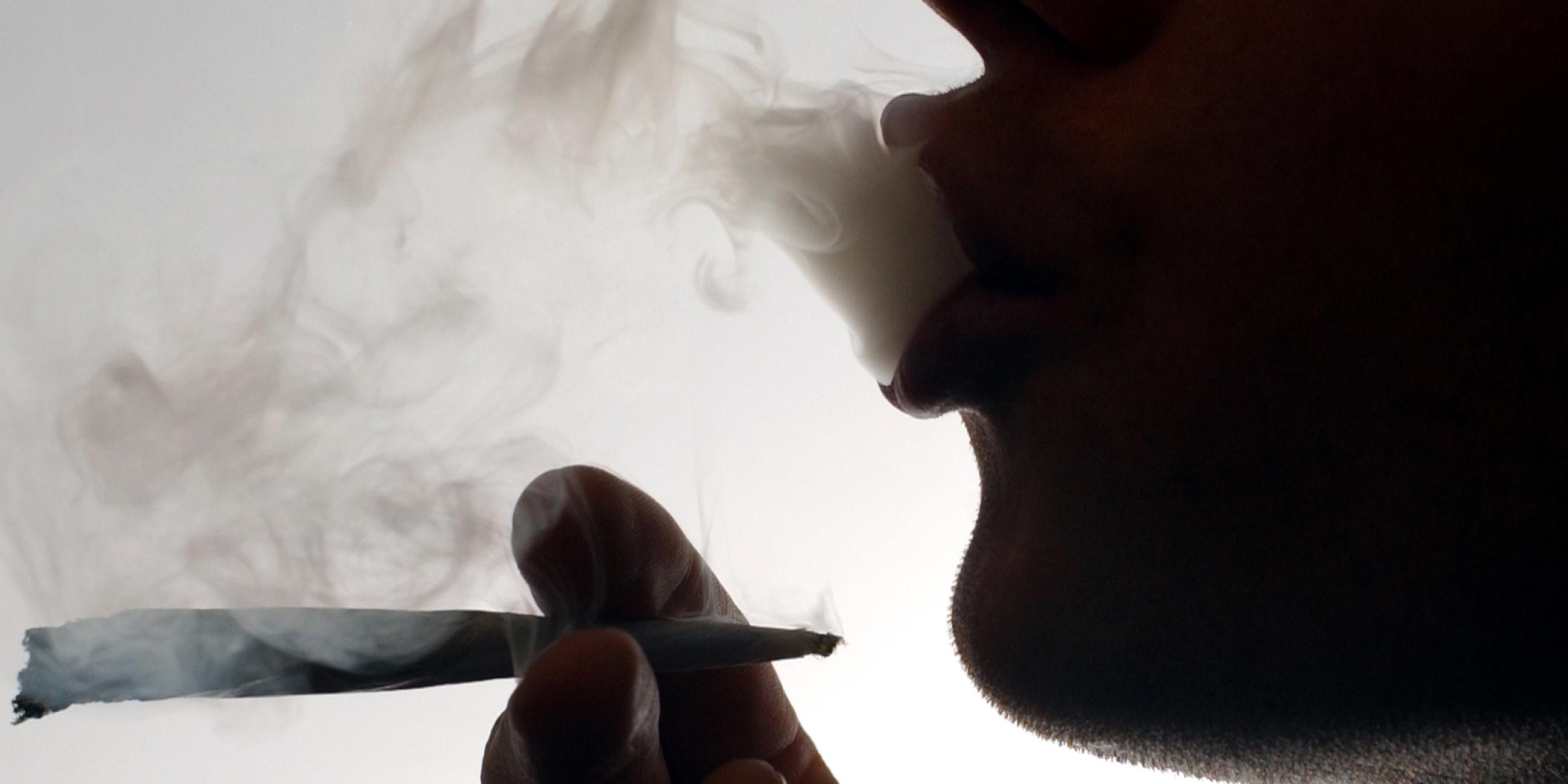 Archiv: Ein Mann raucht einen Joint