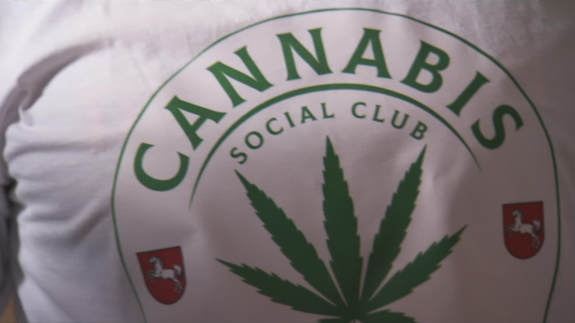 T-Shirt mit Aufdruck "Cannabis Social Club"