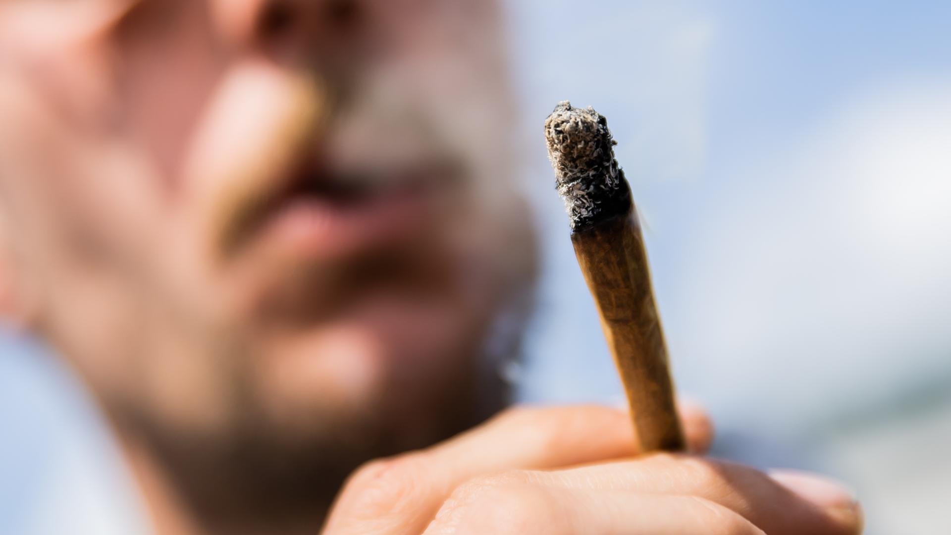 Symbolbild Kiffen - Mann raucht einen Joint