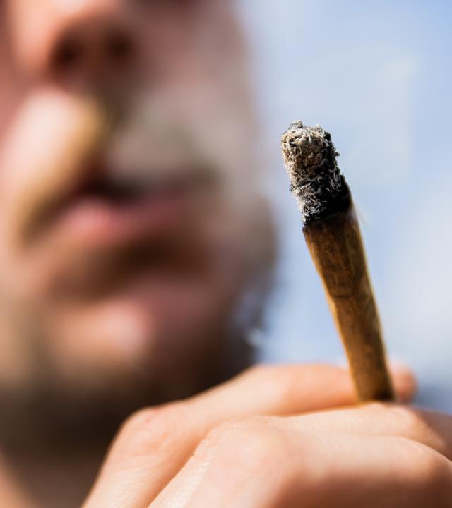 Symbolbild Kiffen - Mann raucht einen Joint