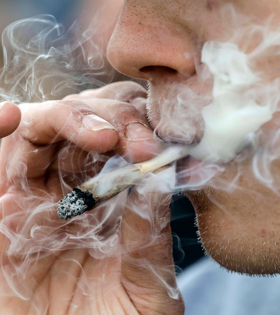 Archiv: Eine Mann raucht einen Joint während einer Demonstration