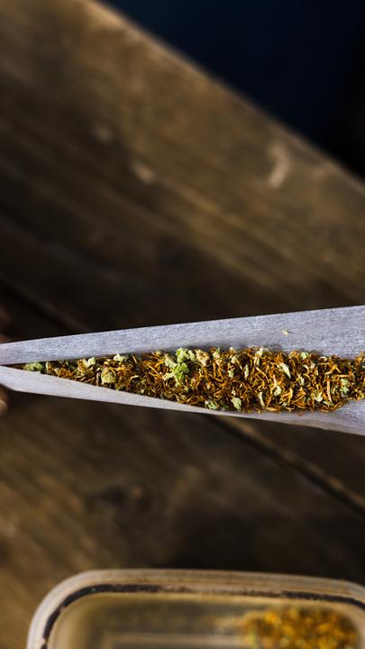 Ein Mann rollt einen Joint aus einer Mischung aus Tabak und Cannabis. Das Verbot von Cannabis hat nach einer Entscheidung des Bundesverfassungsgerichtes Bestand. 