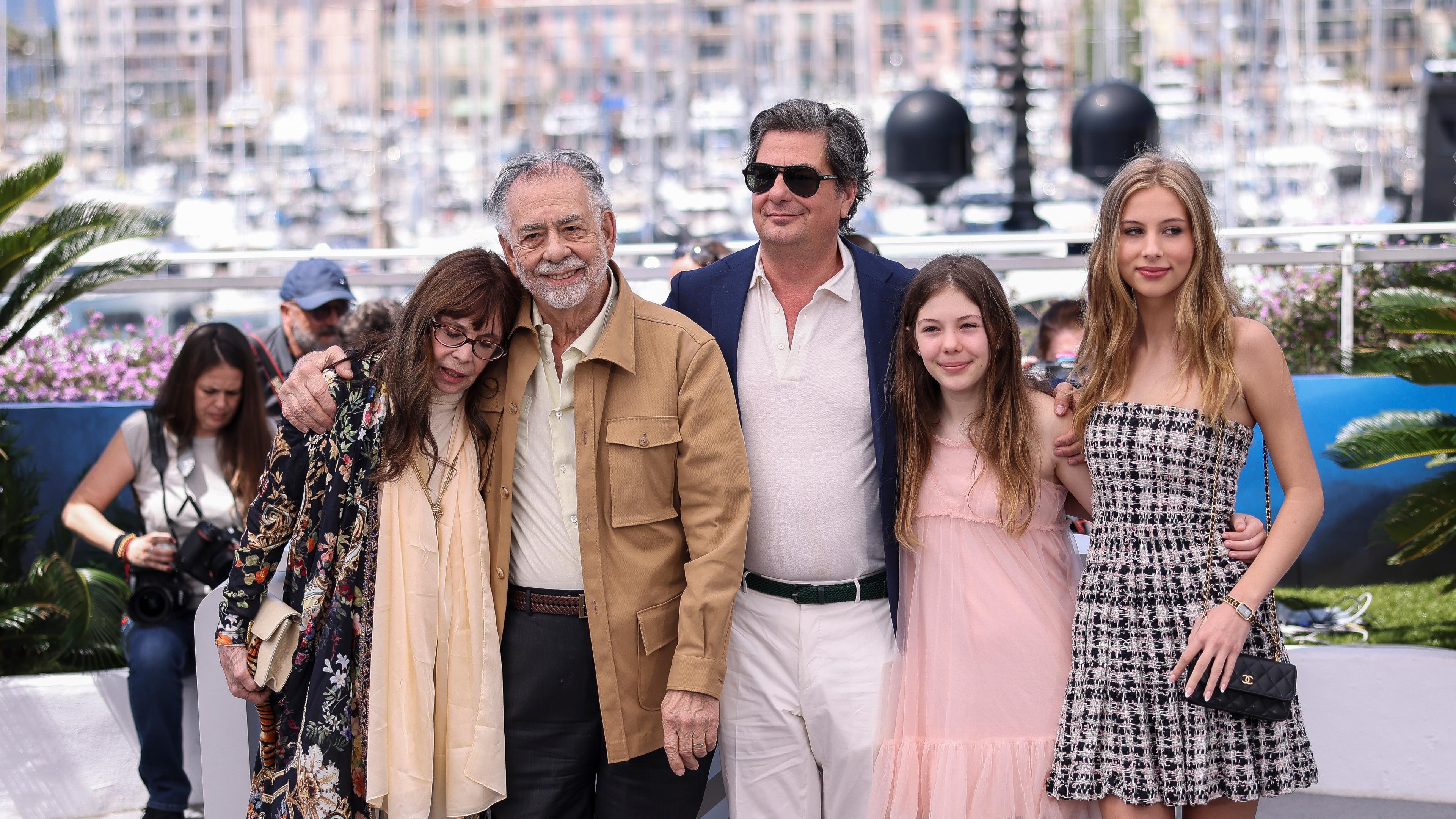 Talia Shire, Francis Ford Coppola, Roman Coppola, Cosima Mars und Romy Croquet posieren für den Film Megalopolis